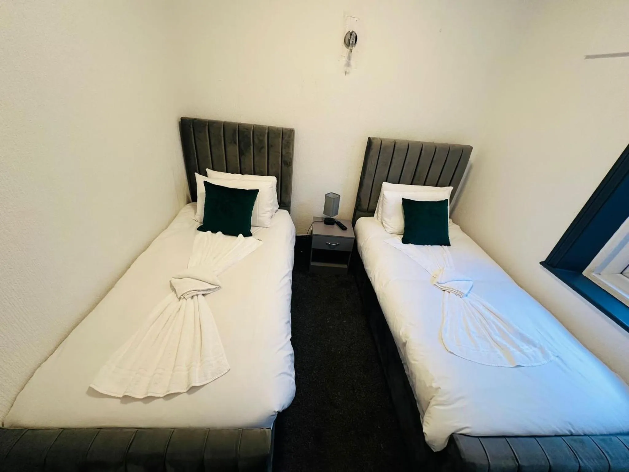 Bathroom, Bed in The New Valron Hotel