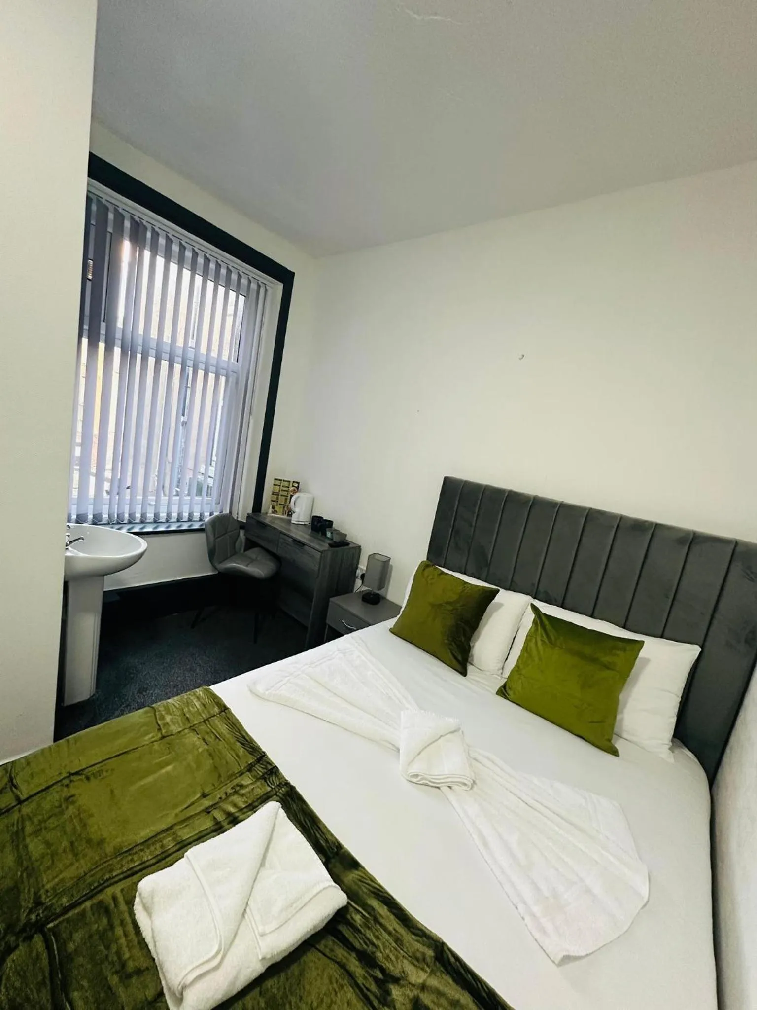 Bedroom, Bed in The New Valron Hotel