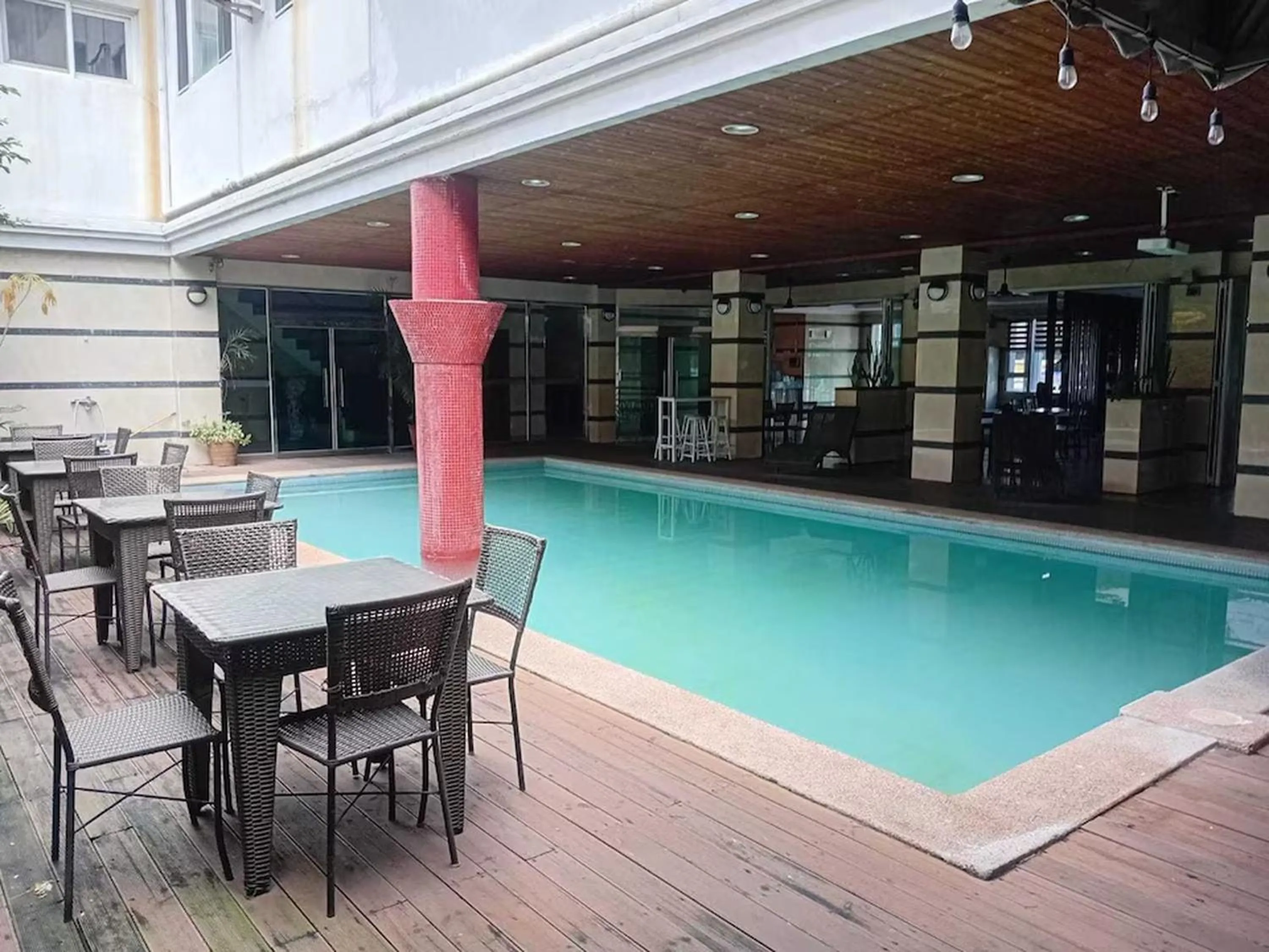 Swimming pool in Townhouse Oak Vera Hotel Near Clark International Airport