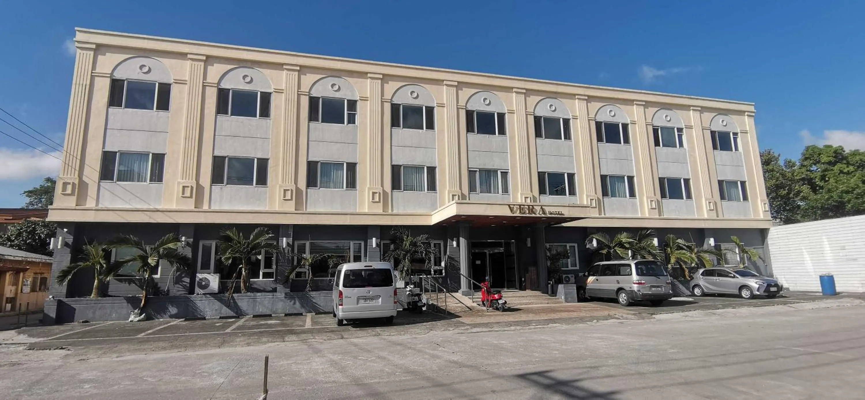 Property building in Townhouse Oak Vera Hotel Near Clark International Airport