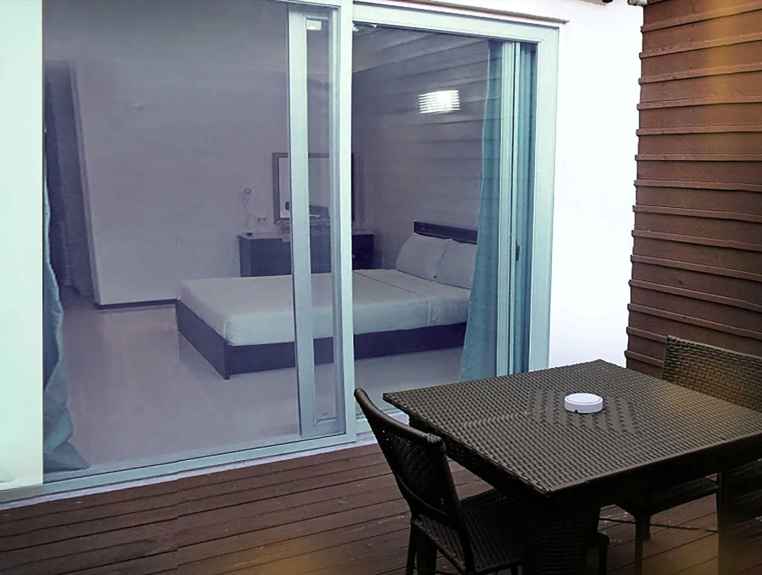 Photo of the whole room, Bed in Townhouse Oak Vera Hotel Near Clark International Airport