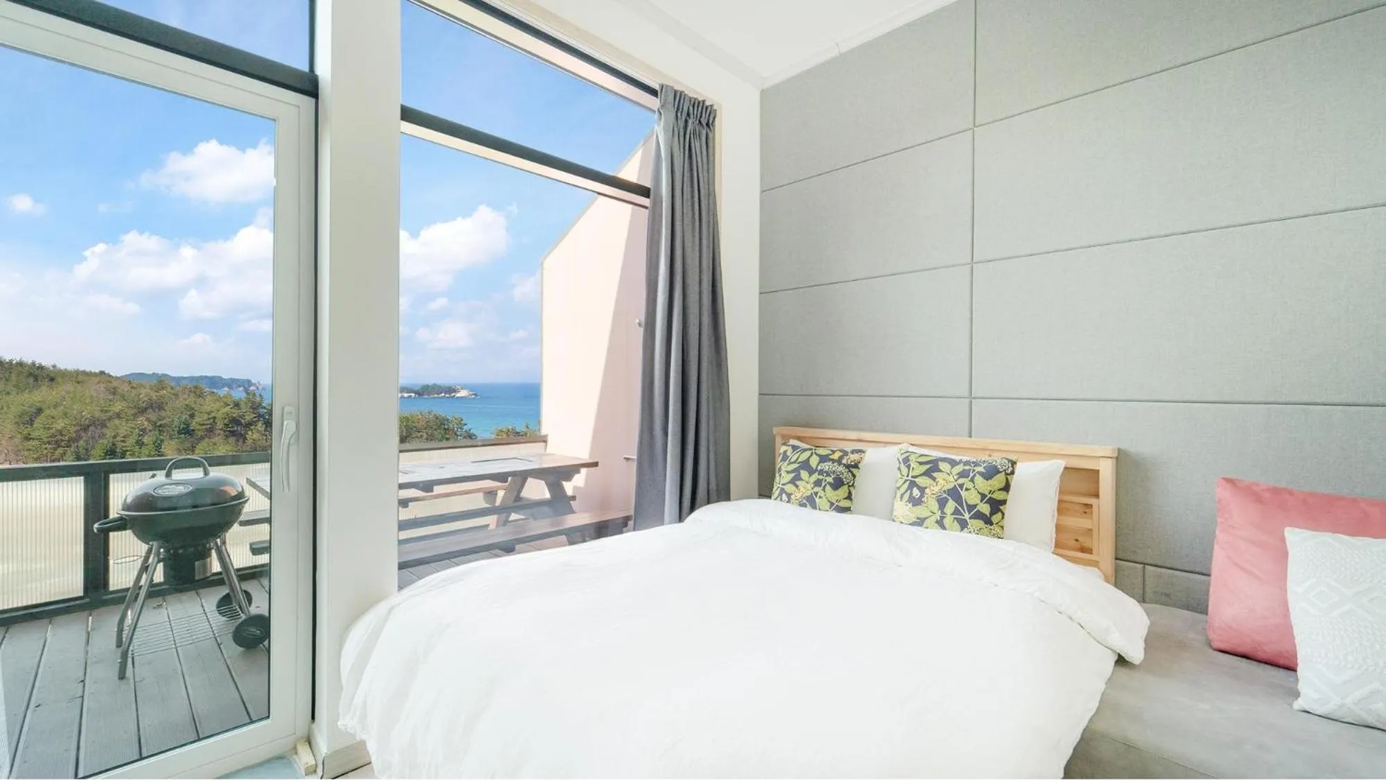 Property building, Bed in Yangyang In Memory Pension