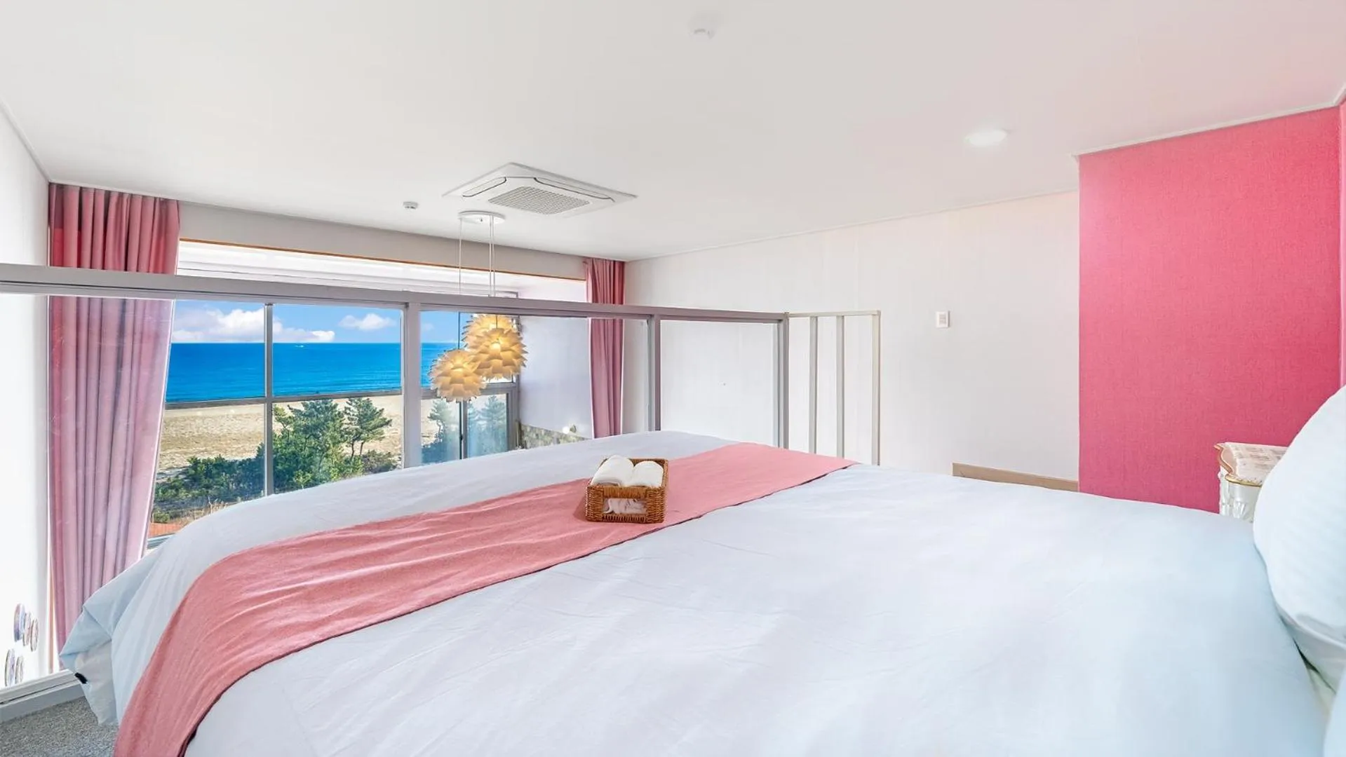 Photo of the whole room, Bed in Yangyang Oceanvibe