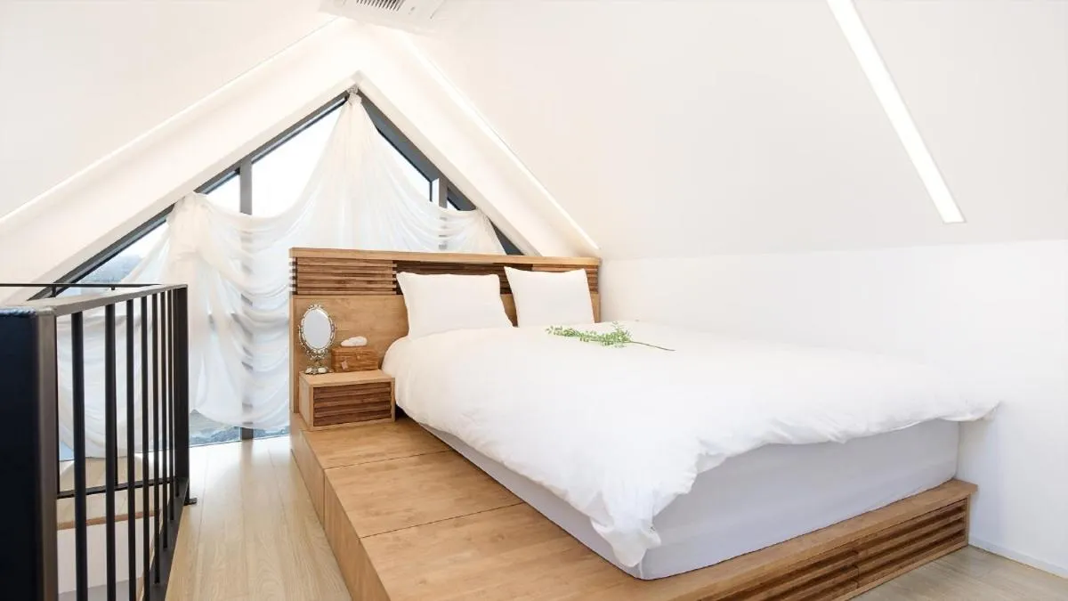 Property building, Bed in Jeju Geunalohu Pension