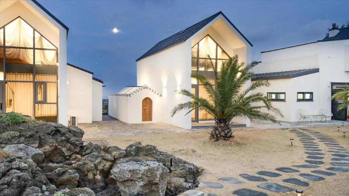 Property building in Jeju Geunalohu Pension