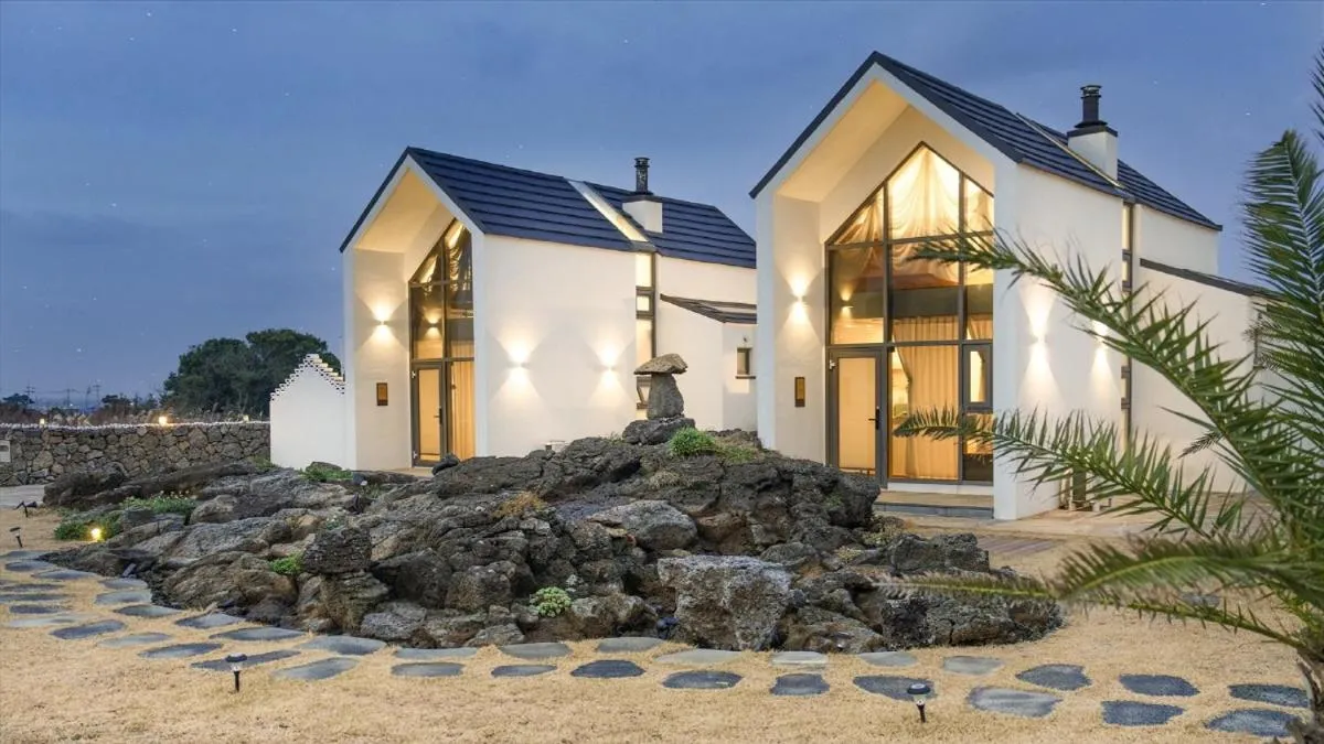 Property building in Jeju Geunalohu Pension