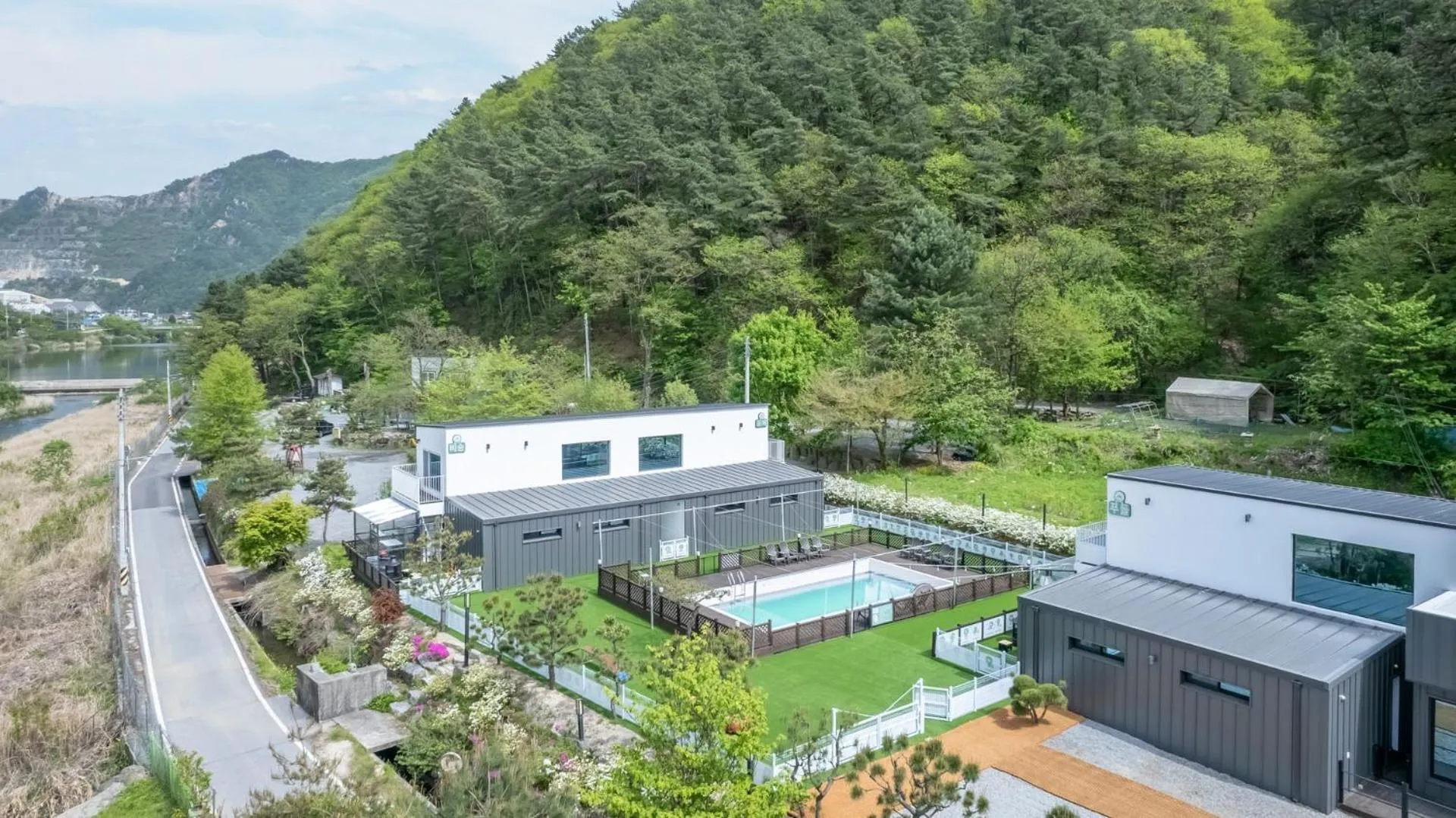 Property building in Gapyeong Dangdangi Pet Poolvilla Blue