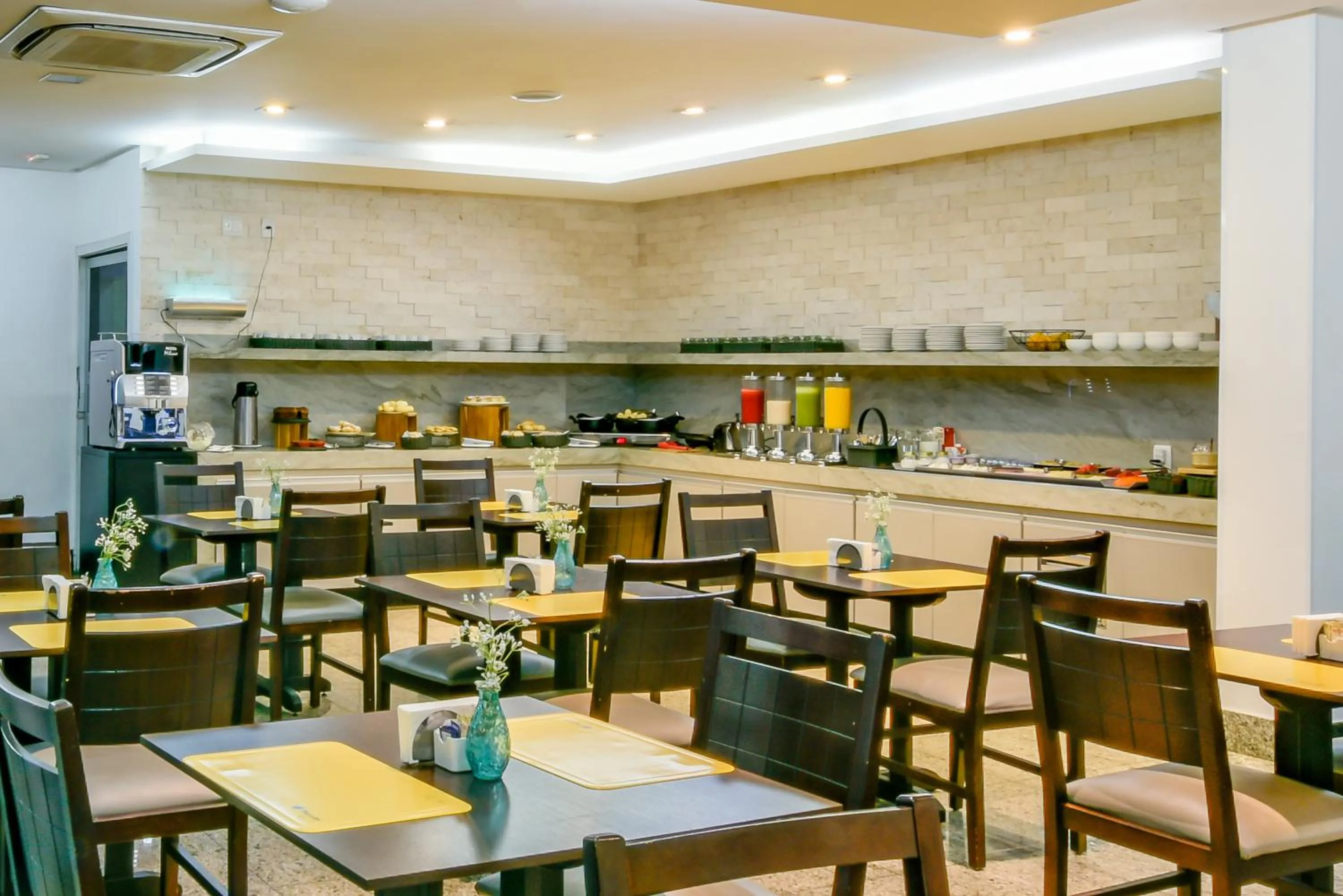 Restaurant/places to eat in Plaza Inn Breeze Aeroporto