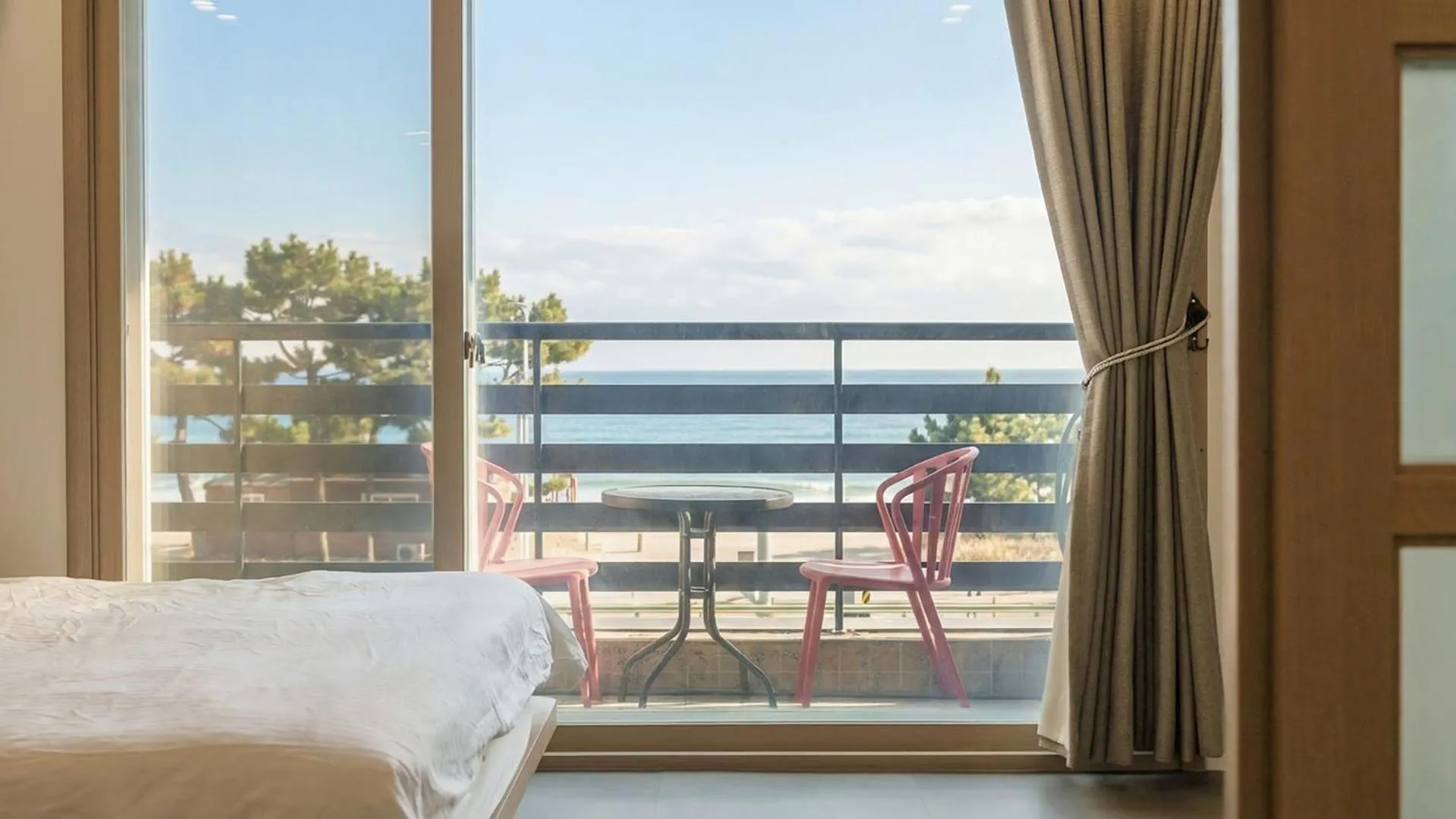 Property building, Bed in Yangyang Haetteuneun Changmun Pet-Friend