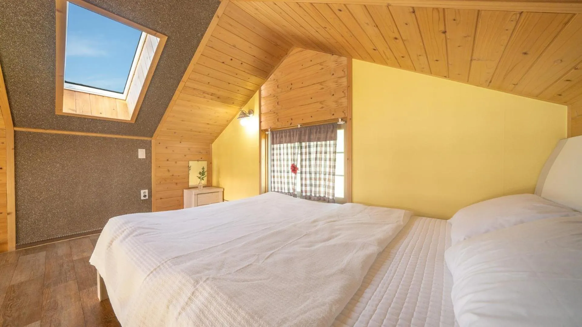 Property building, Bed in Yeosu Noeul Walk Pet Pension