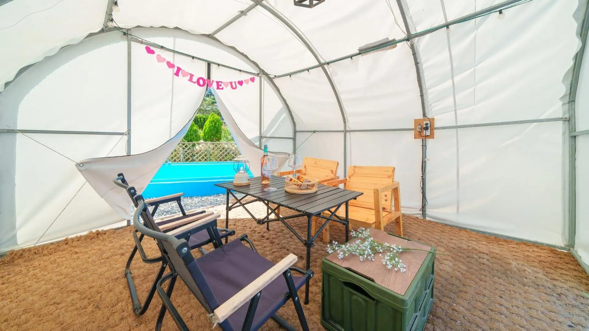 Property building in Pohang Puleungolae Caravan