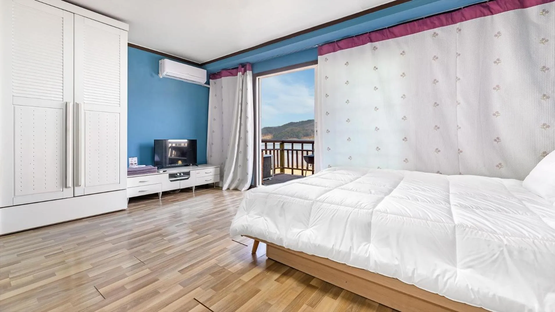 Property building, Bed in Gapyeong Dochi Vill Pension