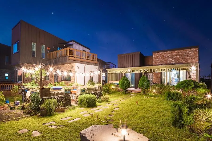 Property building in Jeju Jongdalrifeel House