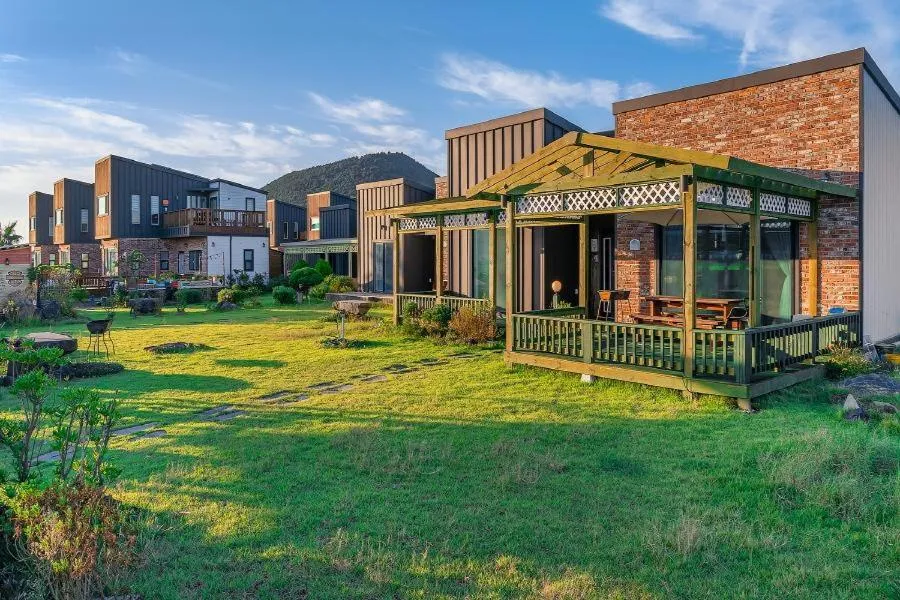 Property building in Jeju Jongdalrifeel House