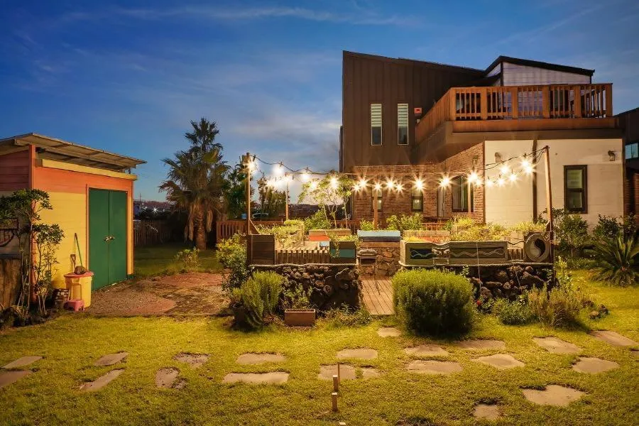 Property building in Jeju Jongdalrifeel House