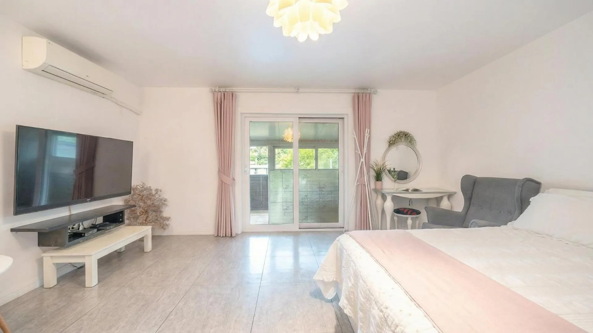 Property building, Bed in Ganghwa Giverny Spa Pension