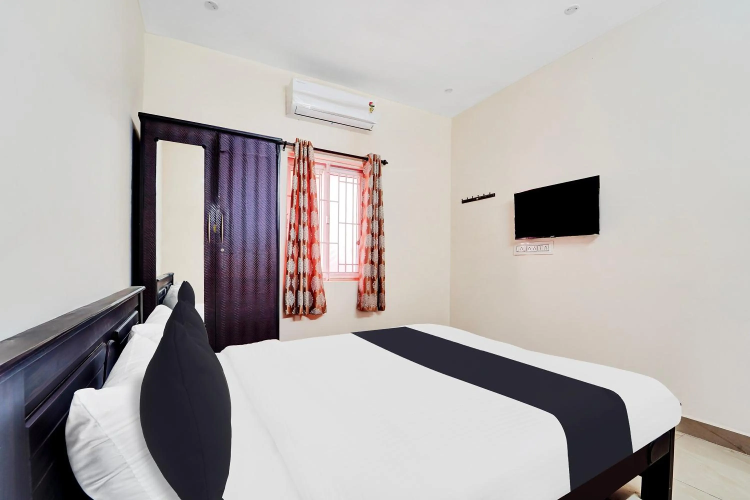 Bedroom, Bed in Super Hotel O Viswapuram