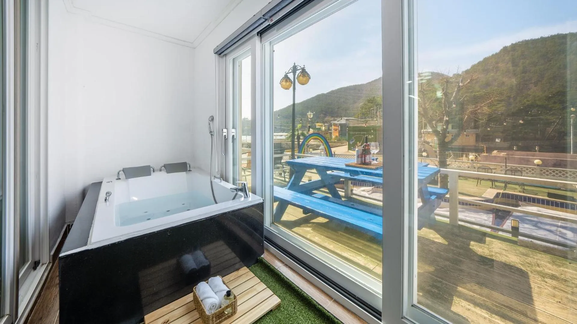 Photo of the whole room in Yeosu Bebeolleh Pension