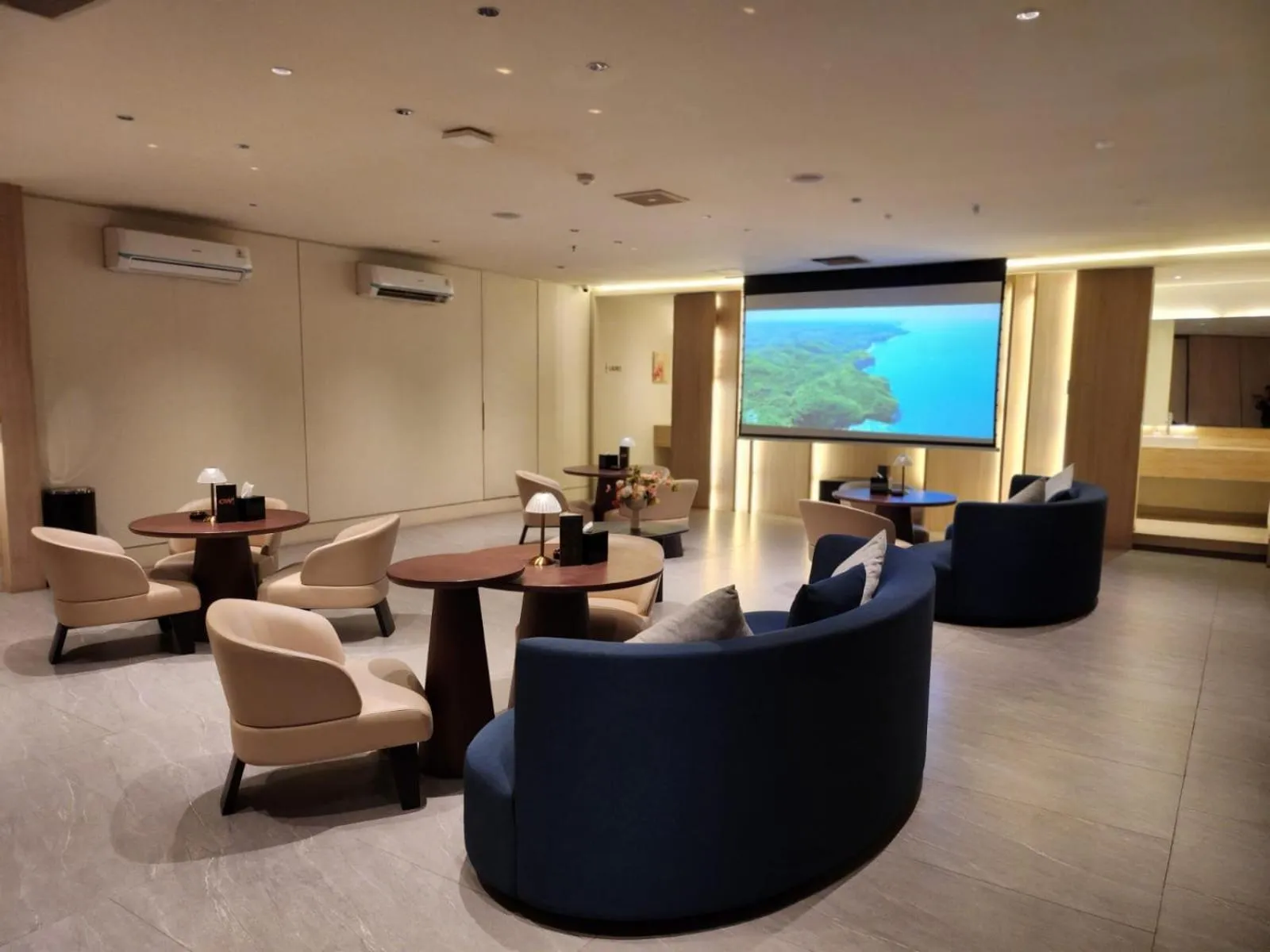 Lounge or bar in Ow! Hotel Boutique Kemayoran