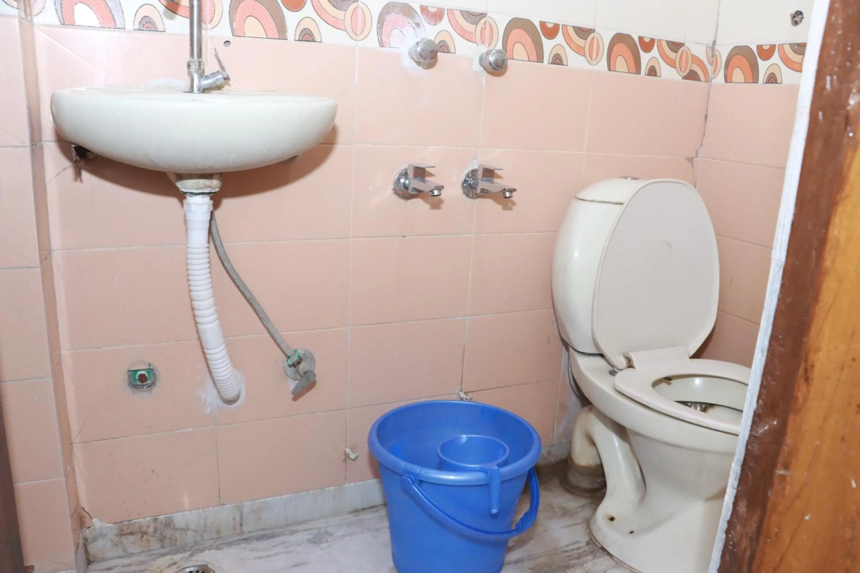 Bathroom in Hotel Gush At New Delhi Railway Station