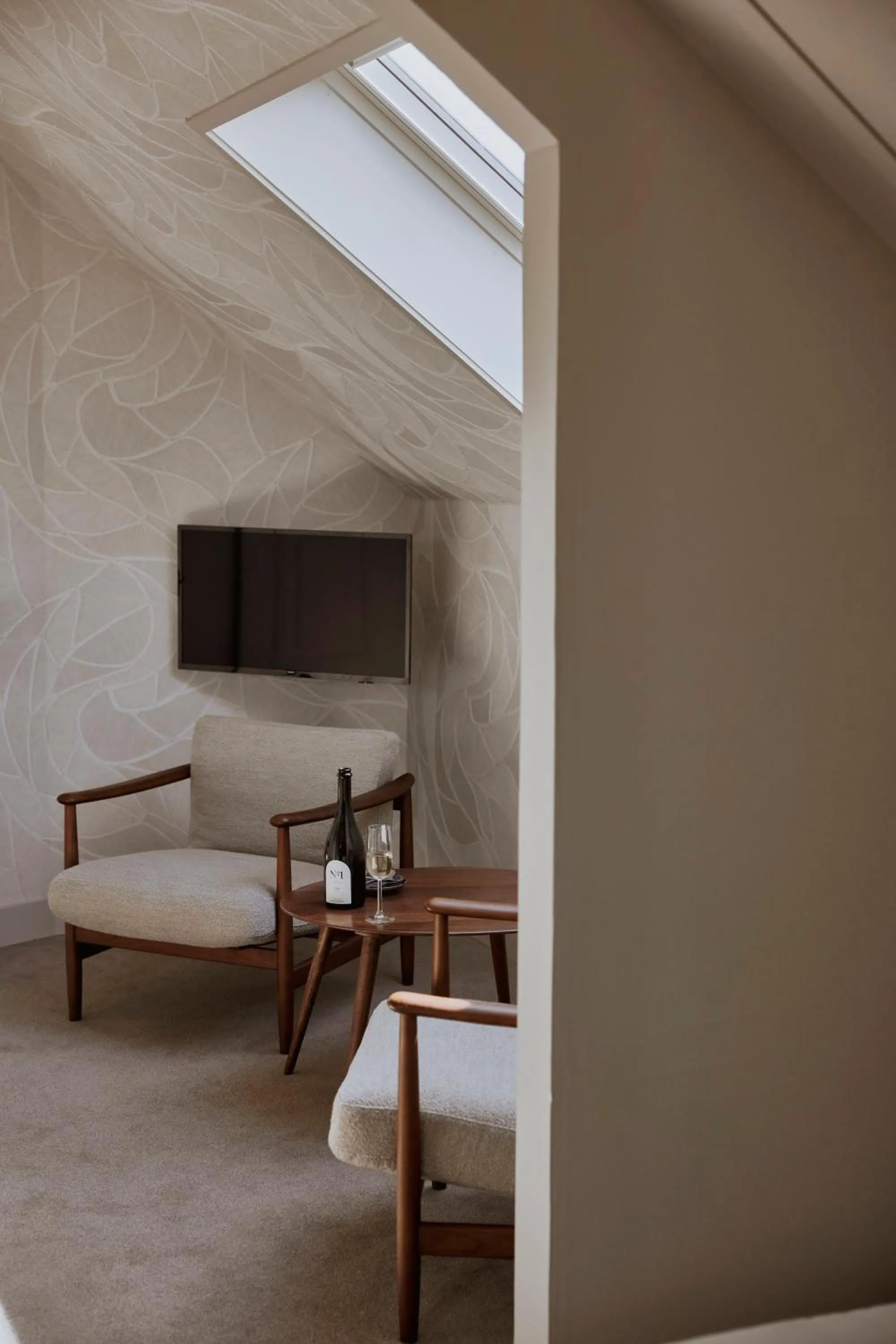 Seating area, Bed in Hotel Oostergoo