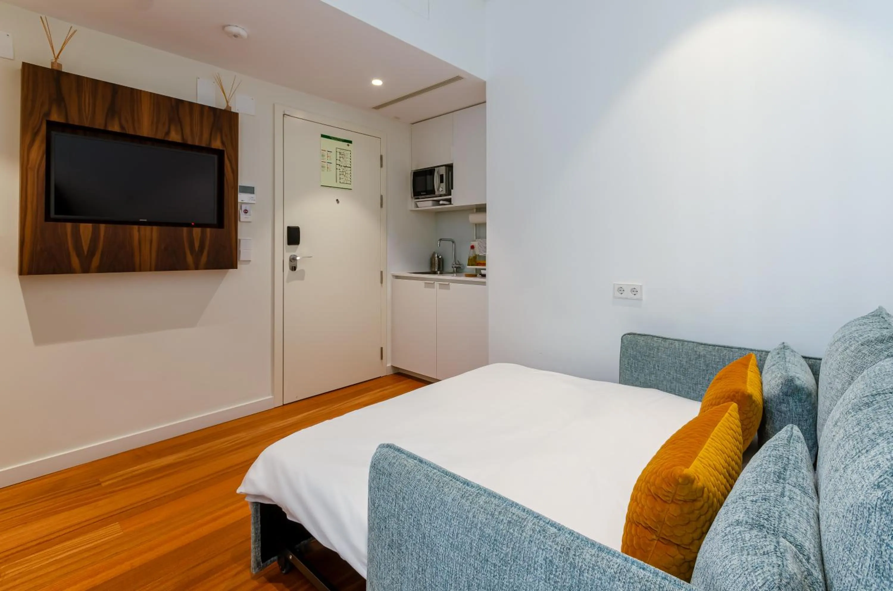 TV and multimedia, Bed in The 7 Hotel, Suites, Studios & Apartments