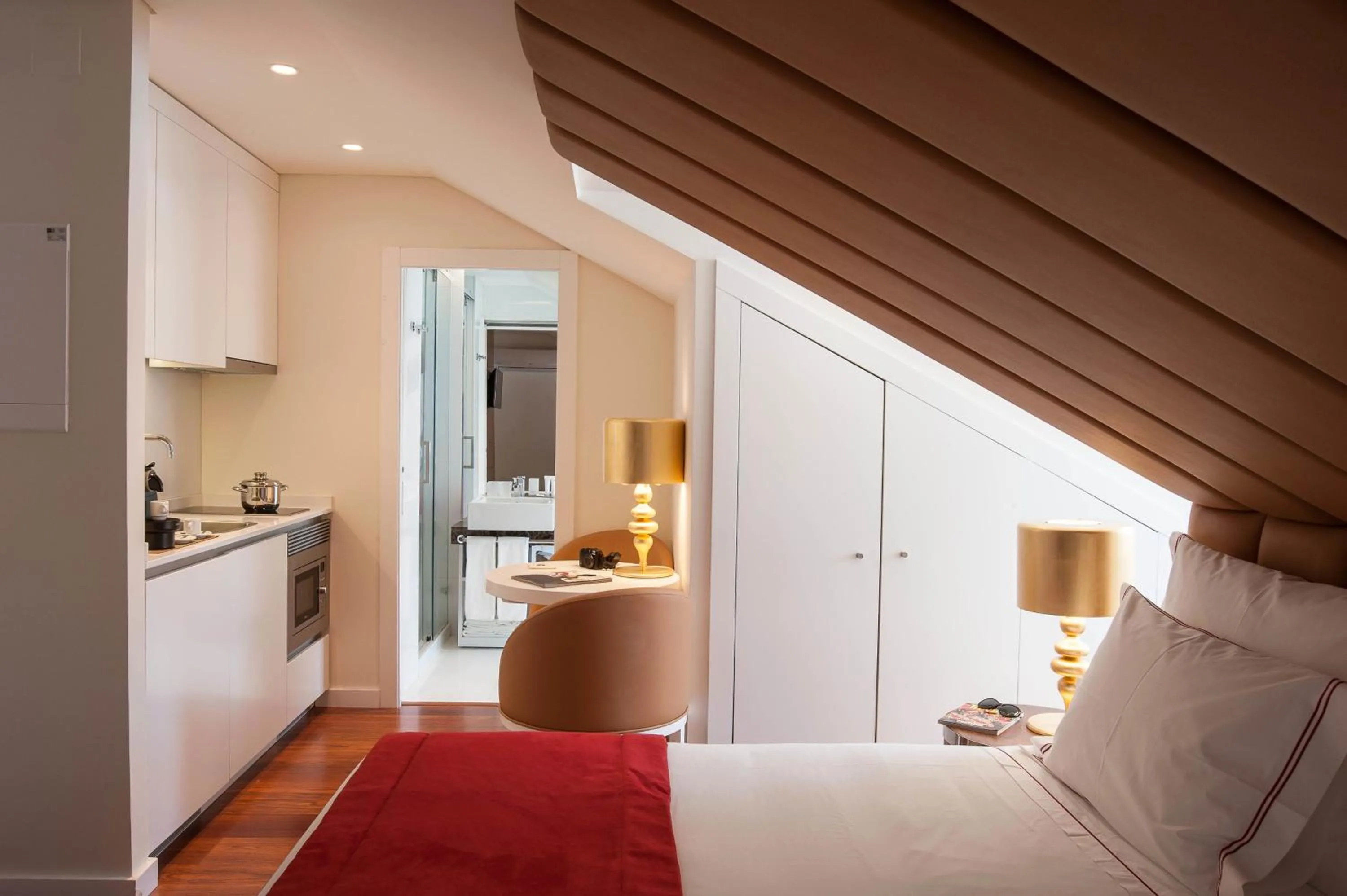 Kitchen or kitchenette, Bed in The 7 Hotel, Suites, Studios & Apartments