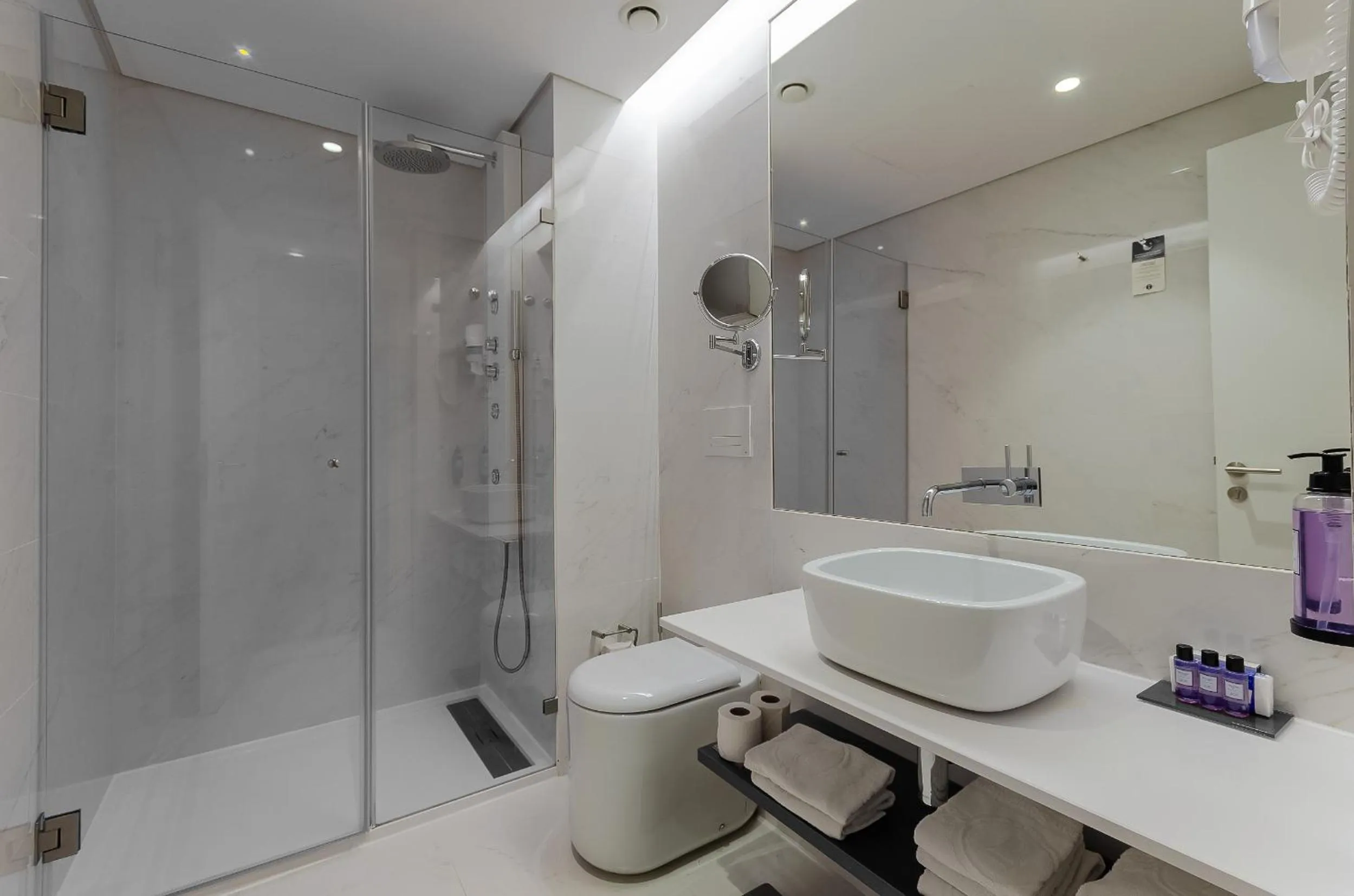 Shower in The 7 Hotel, Suites, Studios & Apartments