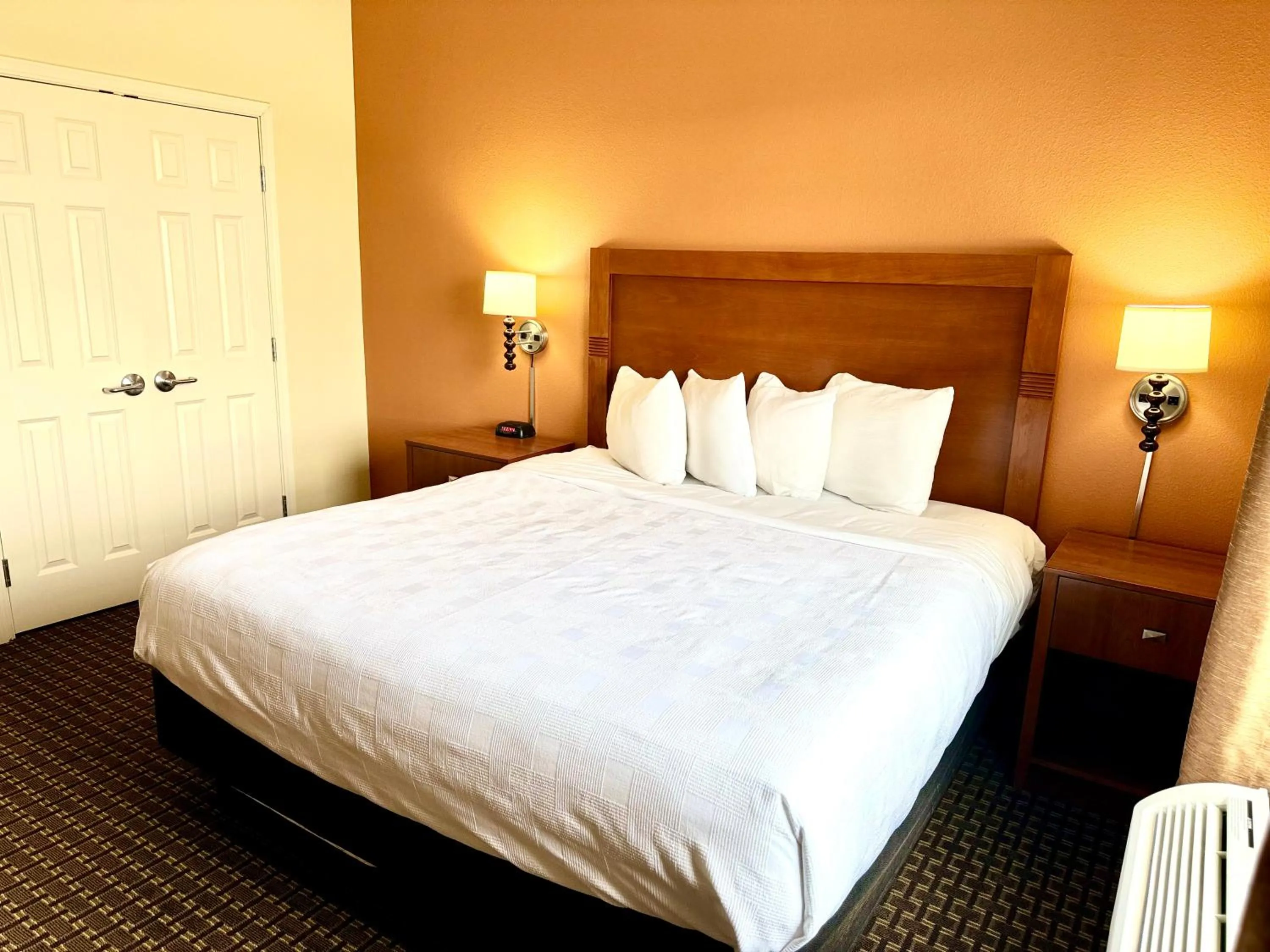 Bed in MainStay Suites Tioga