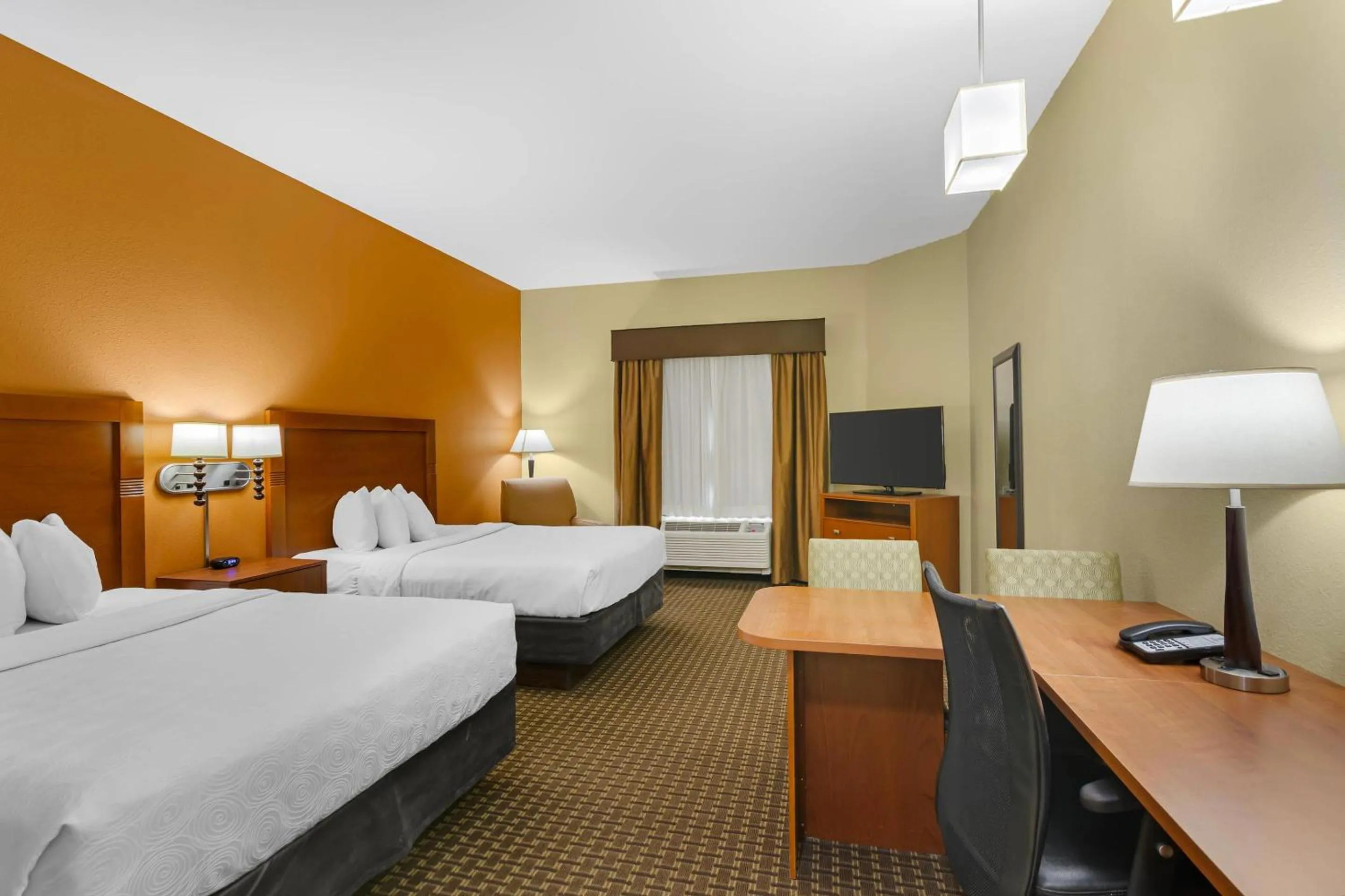 Bedroom, Bed in MainStay Suites Tioga