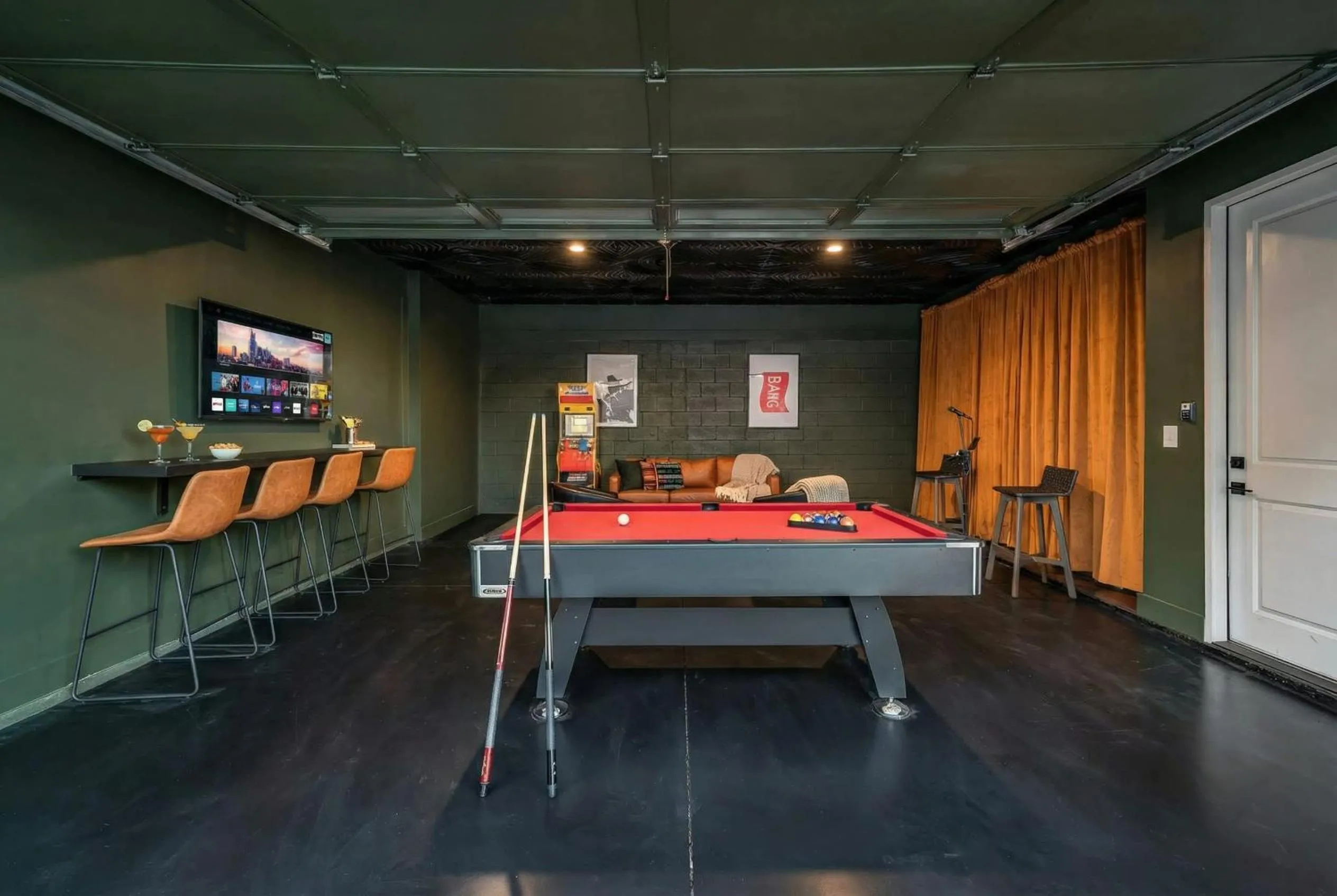 Rooftop Hot Tub City Views Pac-Man Pool Table