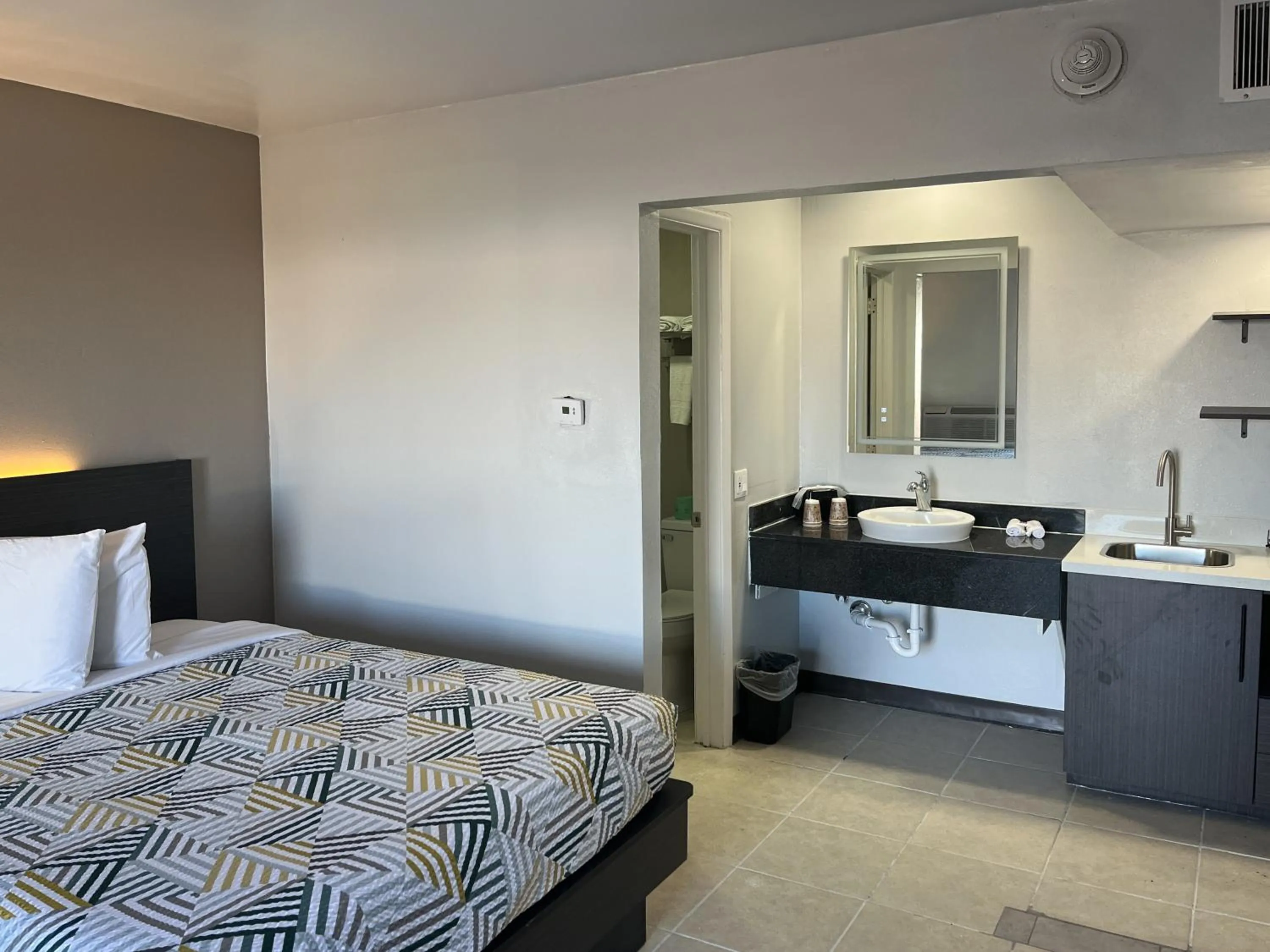 Bedroom, Bed in Studio 6 Dumas, TX