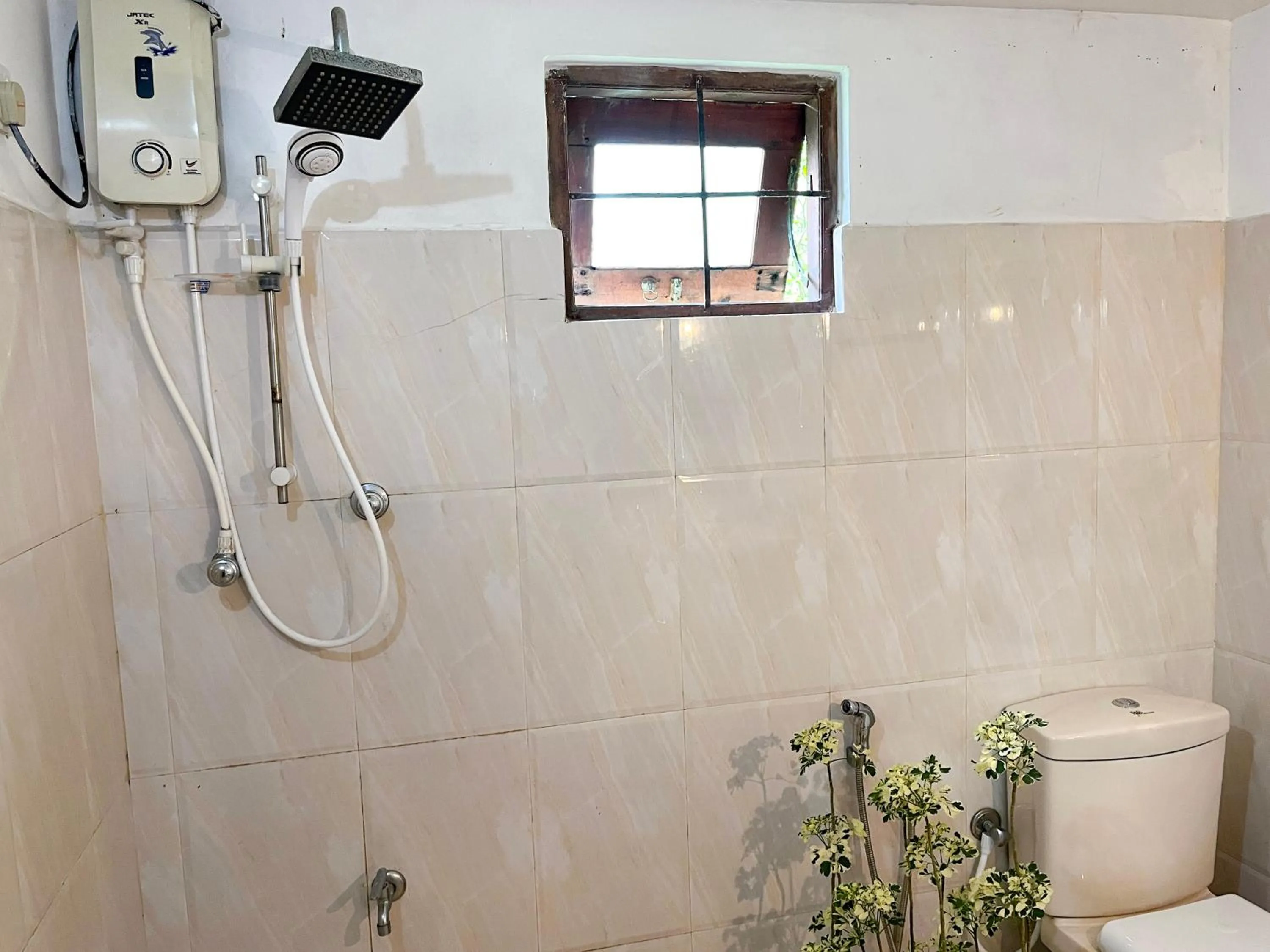 Shower in Damith Tourist Inn