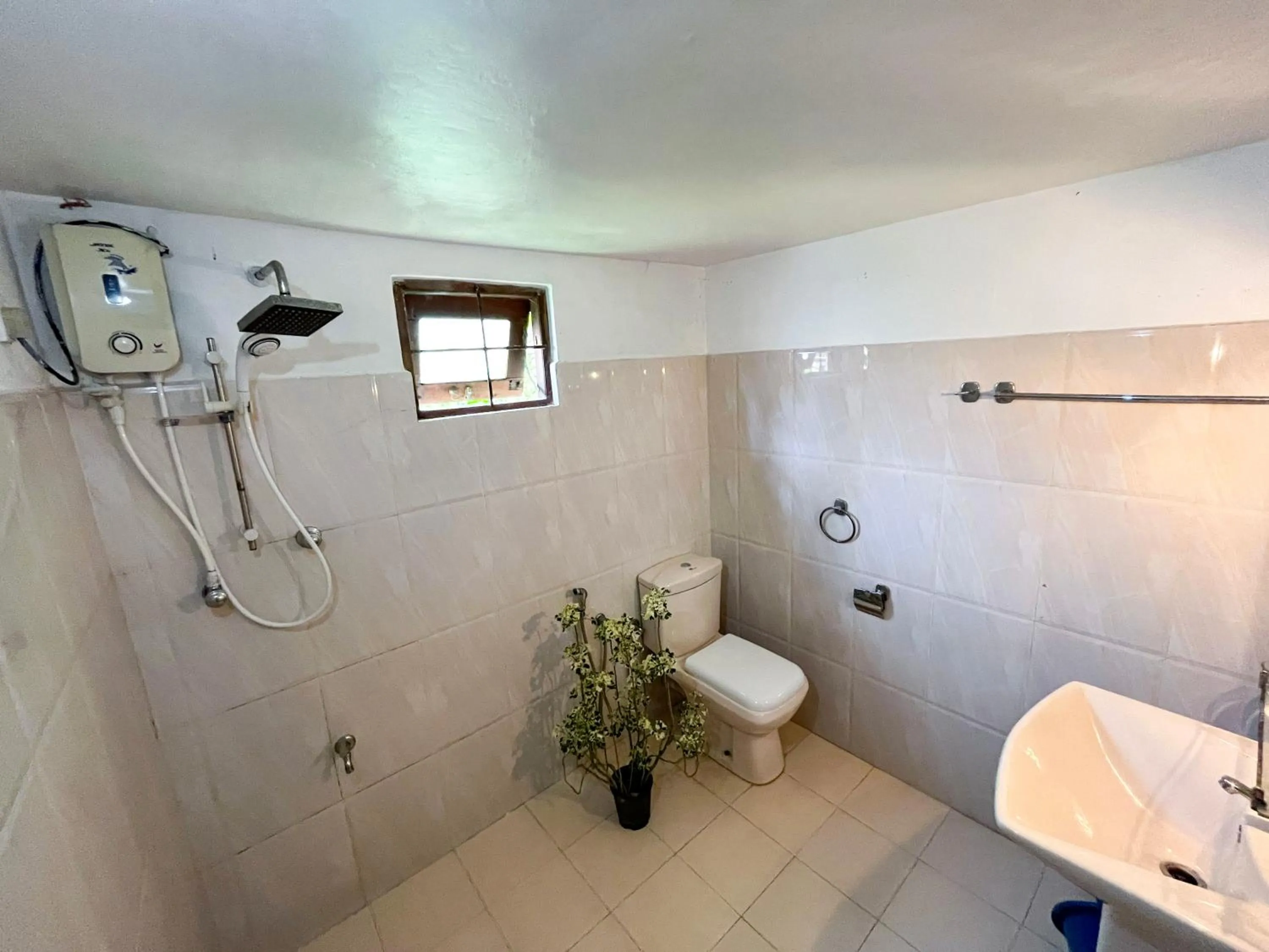 Bathroom in Damith Tourist Inn