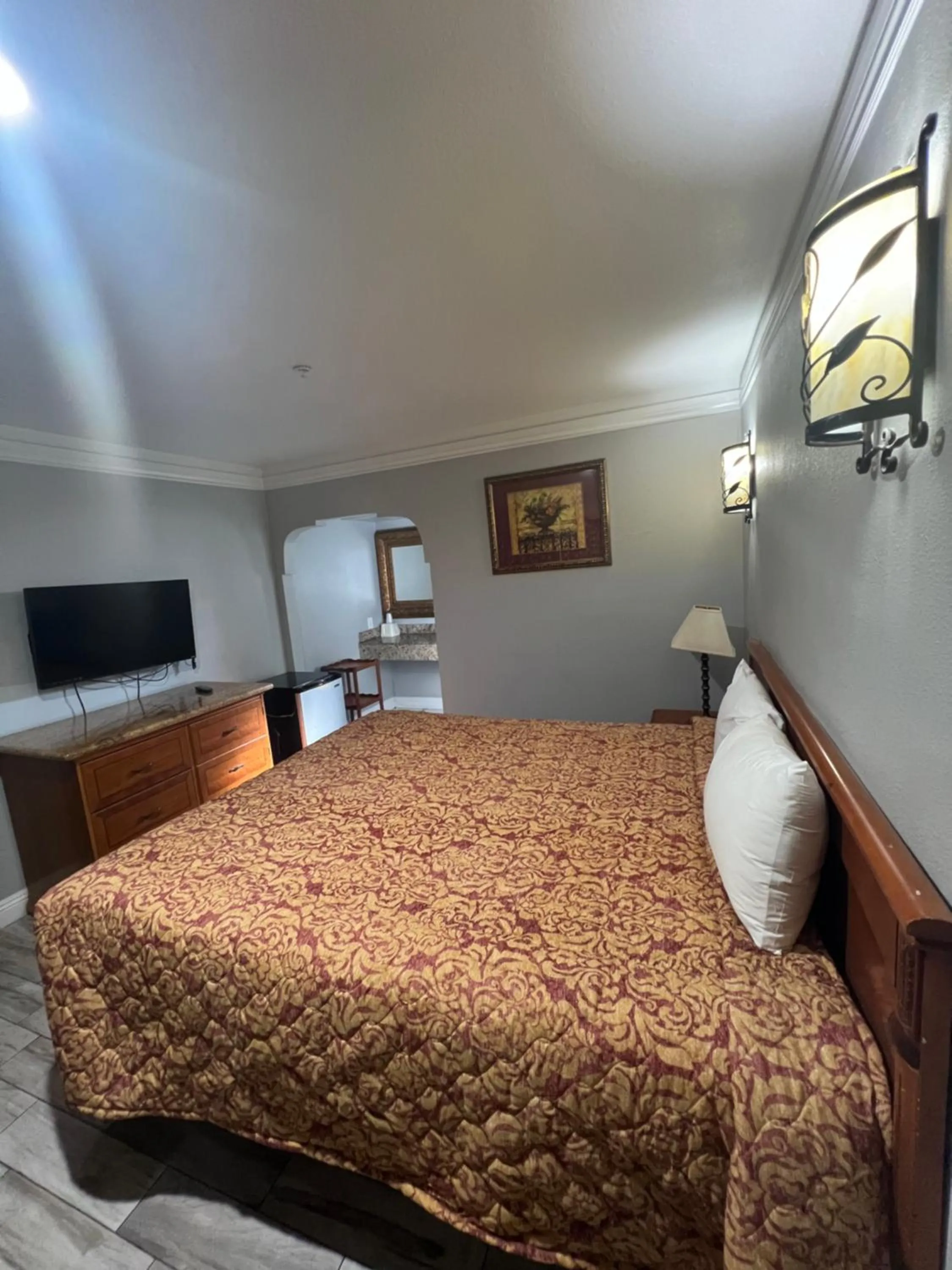 Photo of the whole room, Bed in Amber Motel