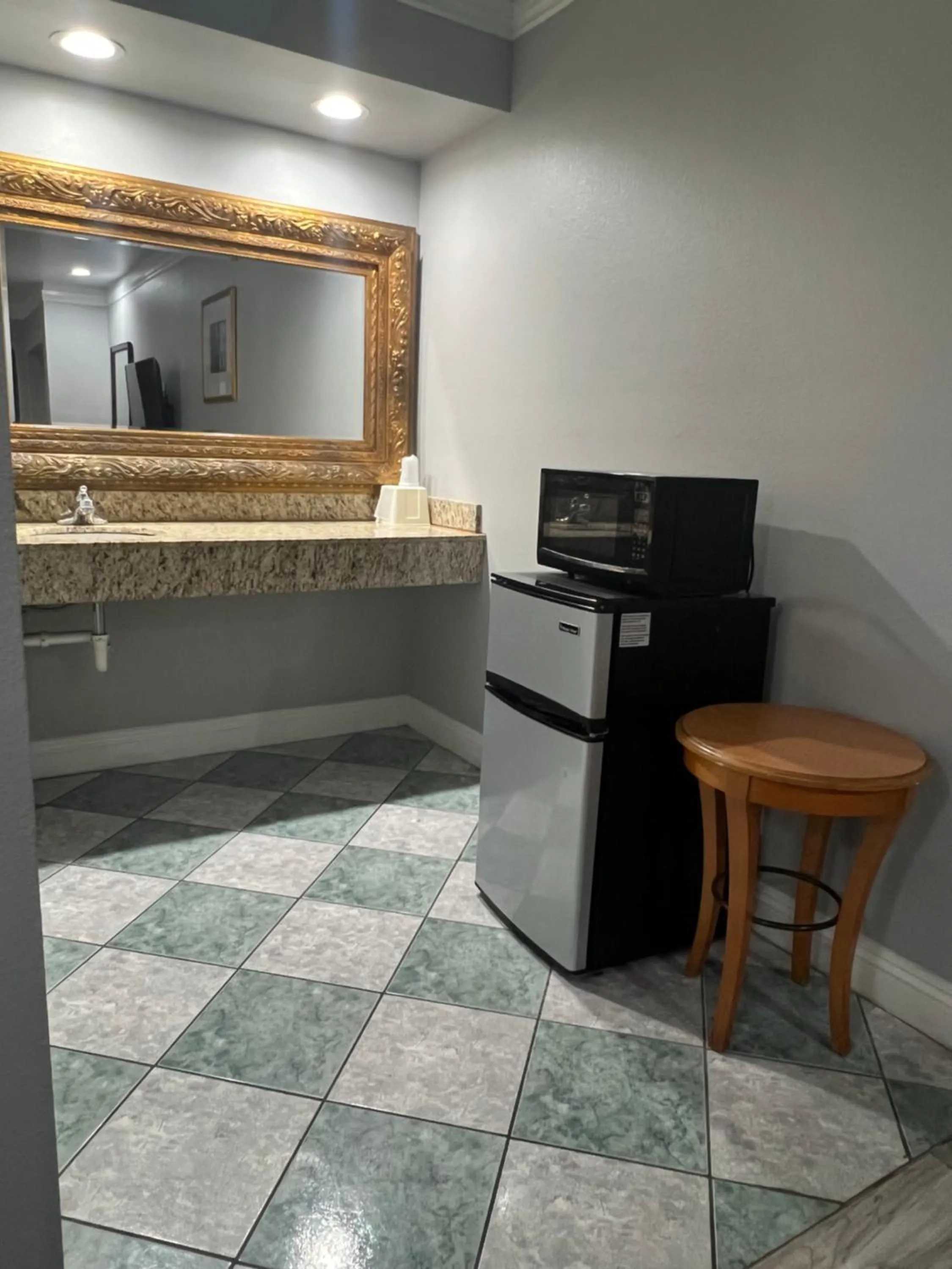 microwave in Amber Motel