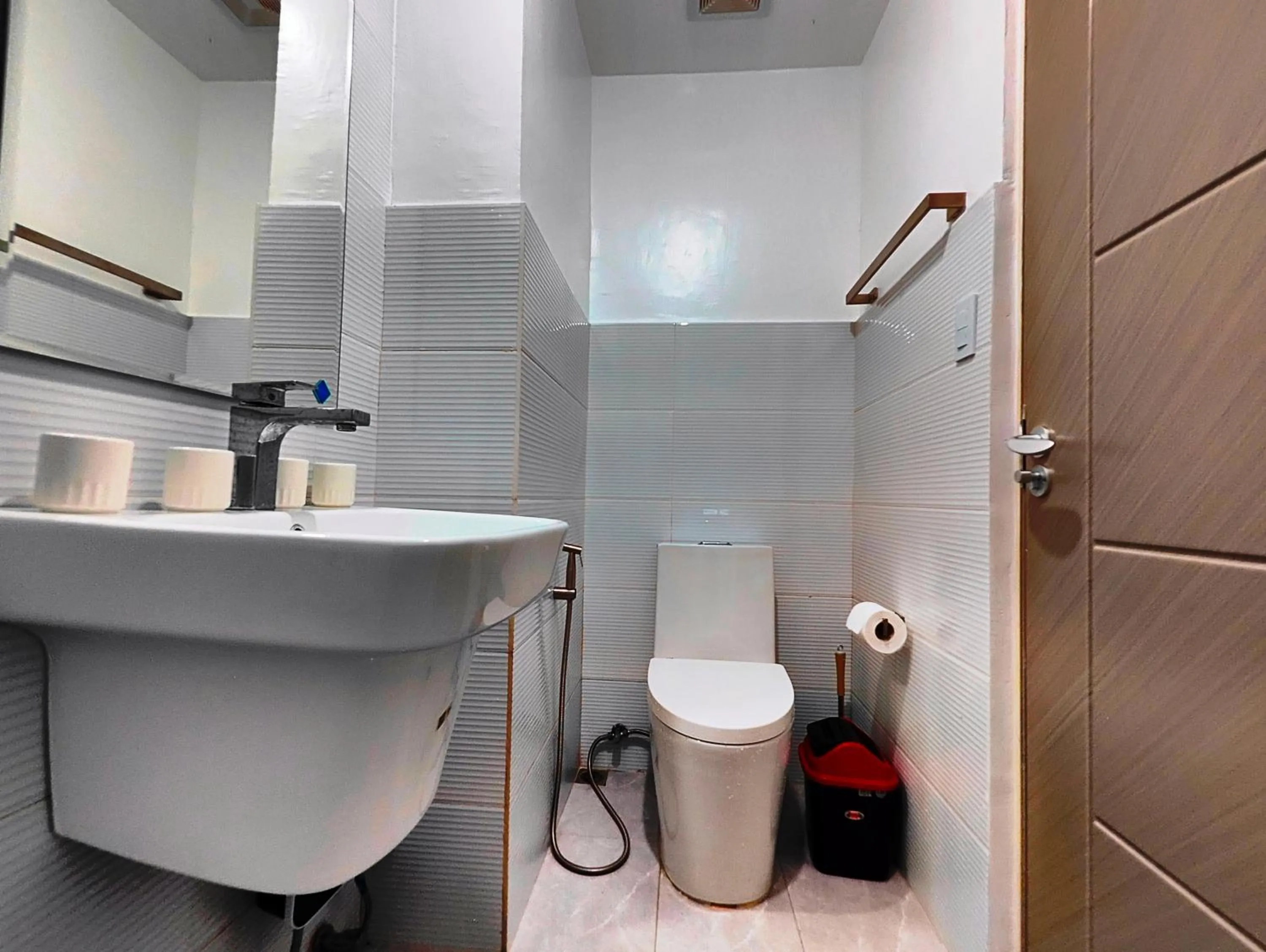 Toilet in JD Haven Bachelor's Pad at Bernwood Tower