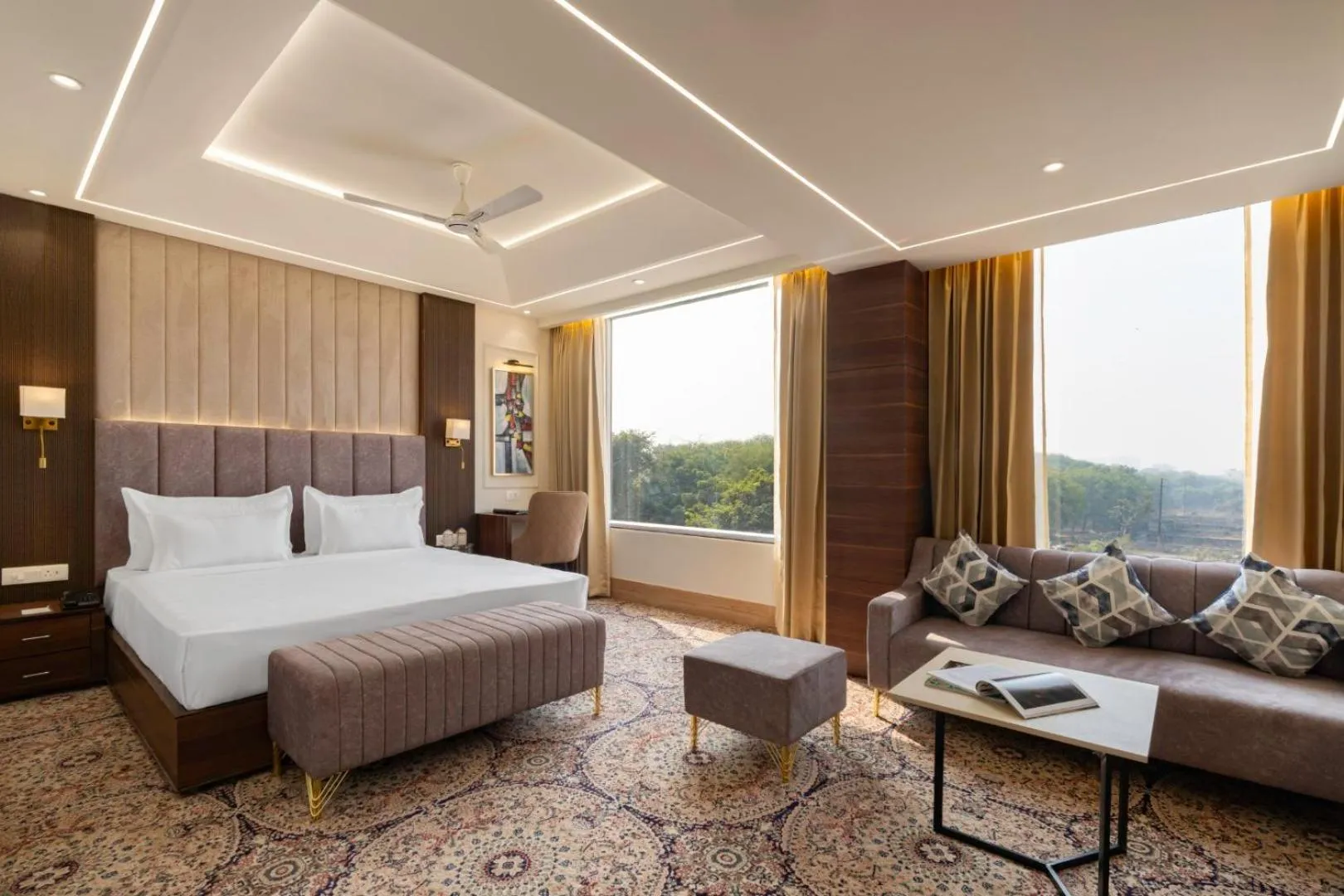 Bed in Clarks Inn Suites Agra Near Tajmahal