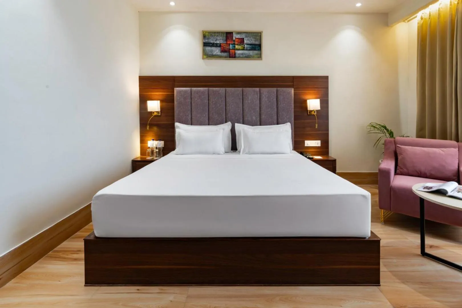 Bed in Clarks Inn Suites Agra Near Tajmahal