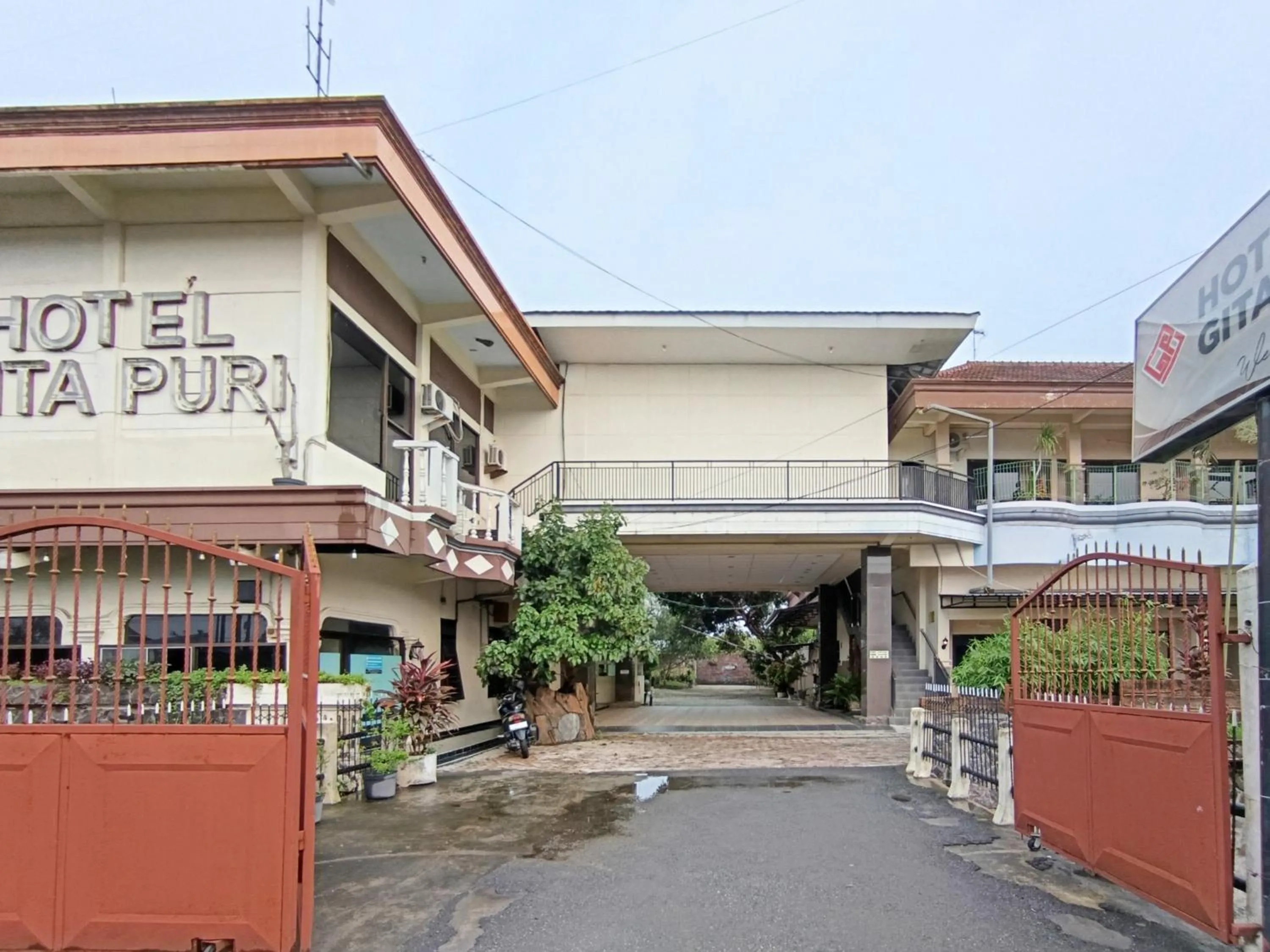 Facade/entrance in Gita Puri RedPartner Blitar