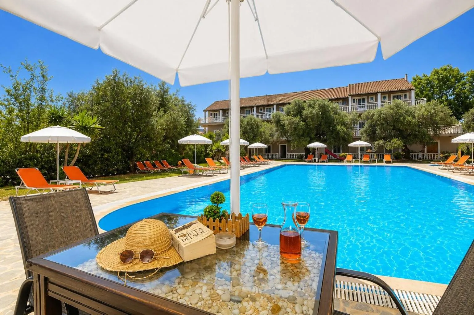 Restaurant/places to eat in Kosmas Apartments