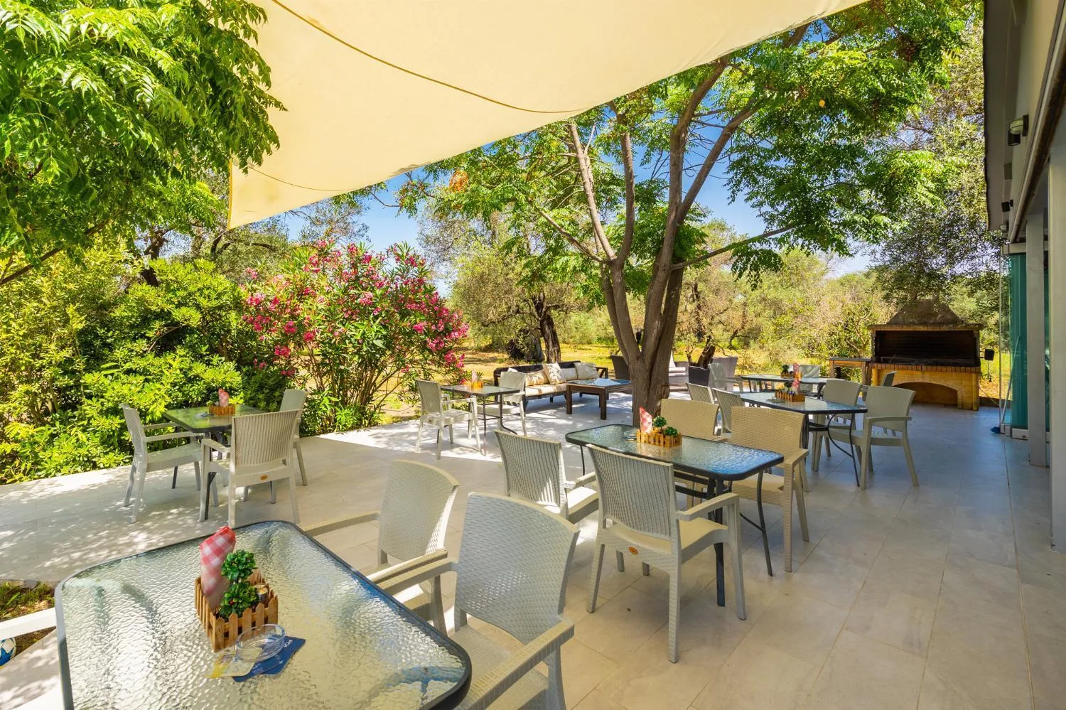 Restaurant/places to eat in Kosmas Apartments