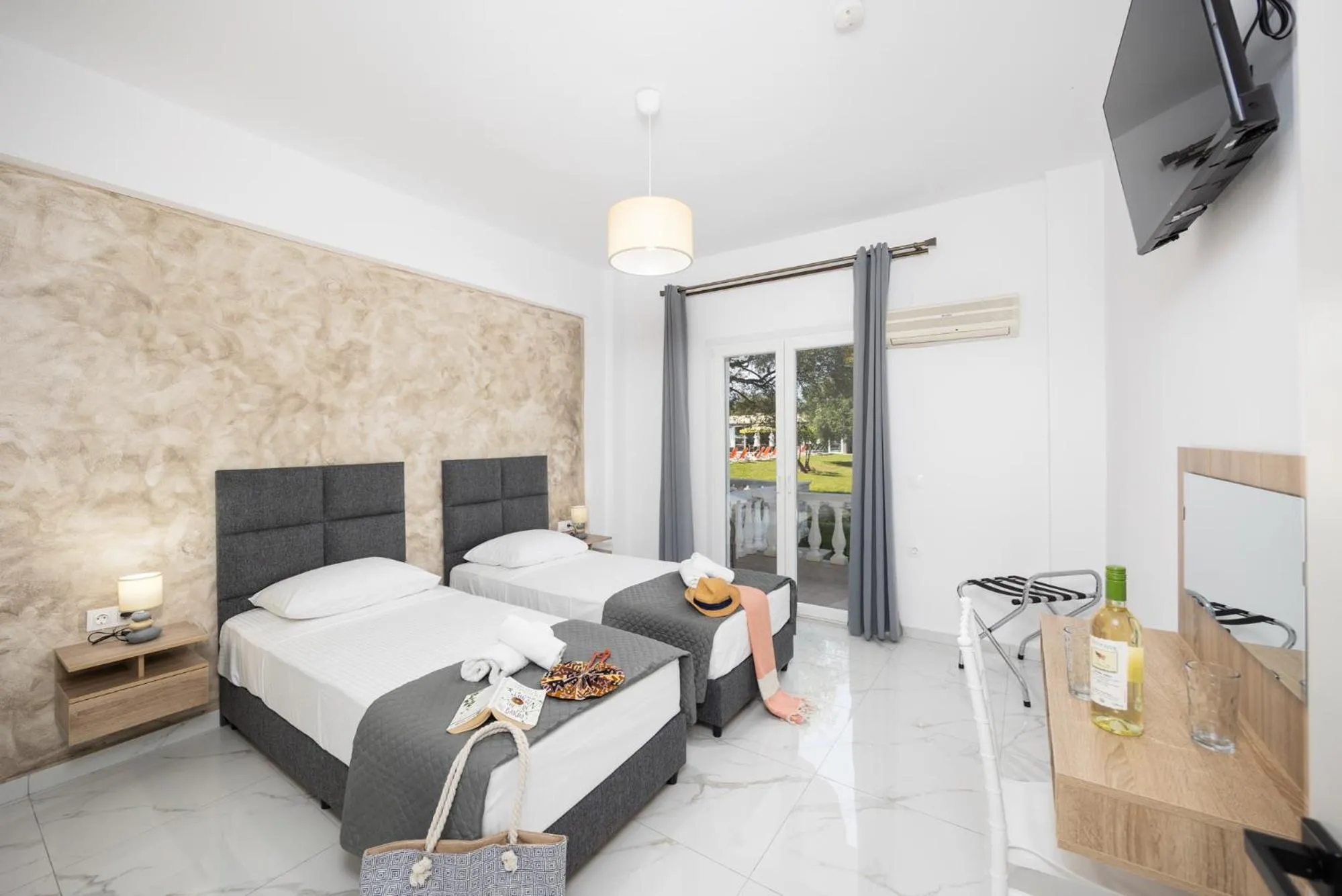 TV and multimedia, Bed in Kosmas Apartments