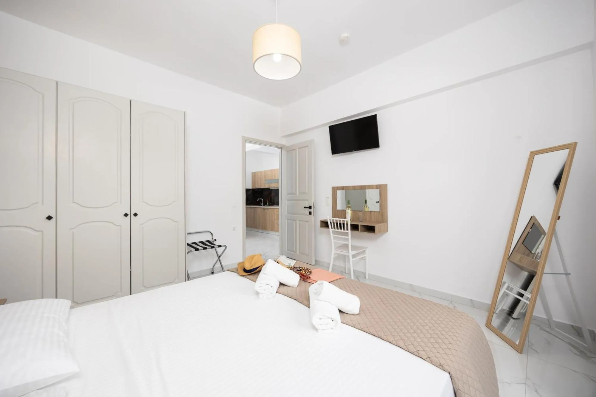 TV and multimedia, Bed in Kosmas Apartments