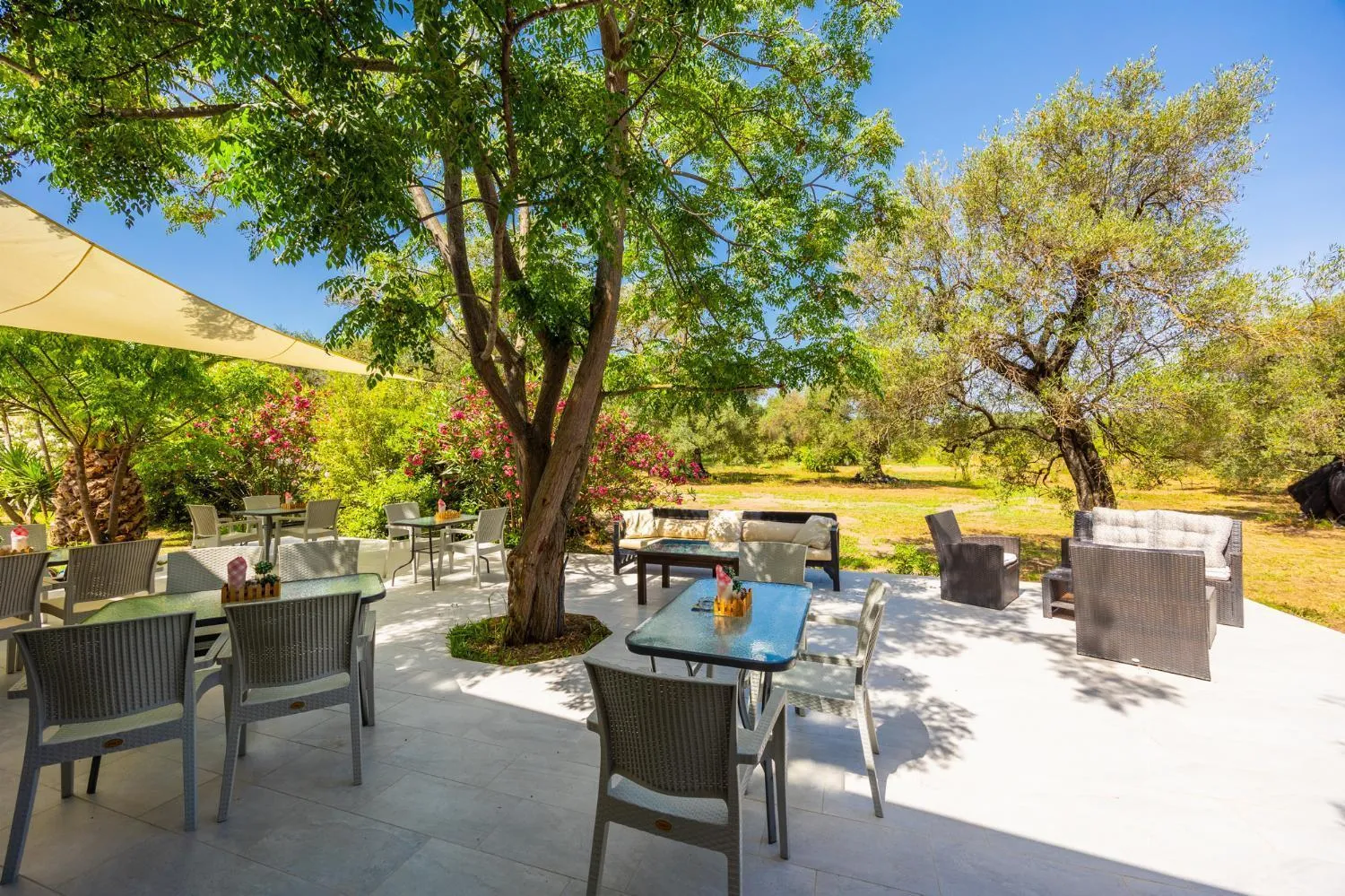 Restaurant/places to eat in Kosmas Apartments