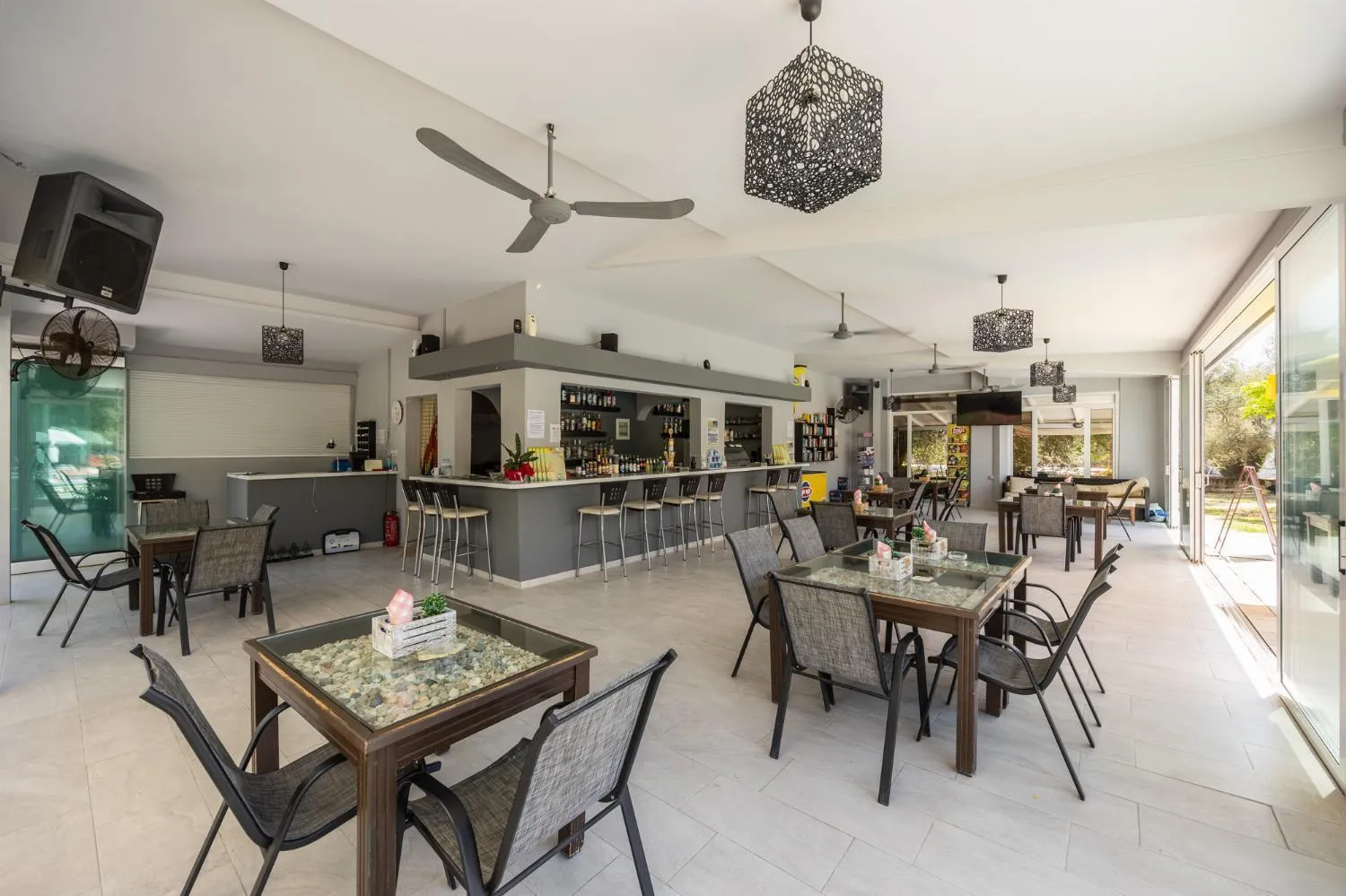 Restaurant/places to eat in Kosmas Apartments