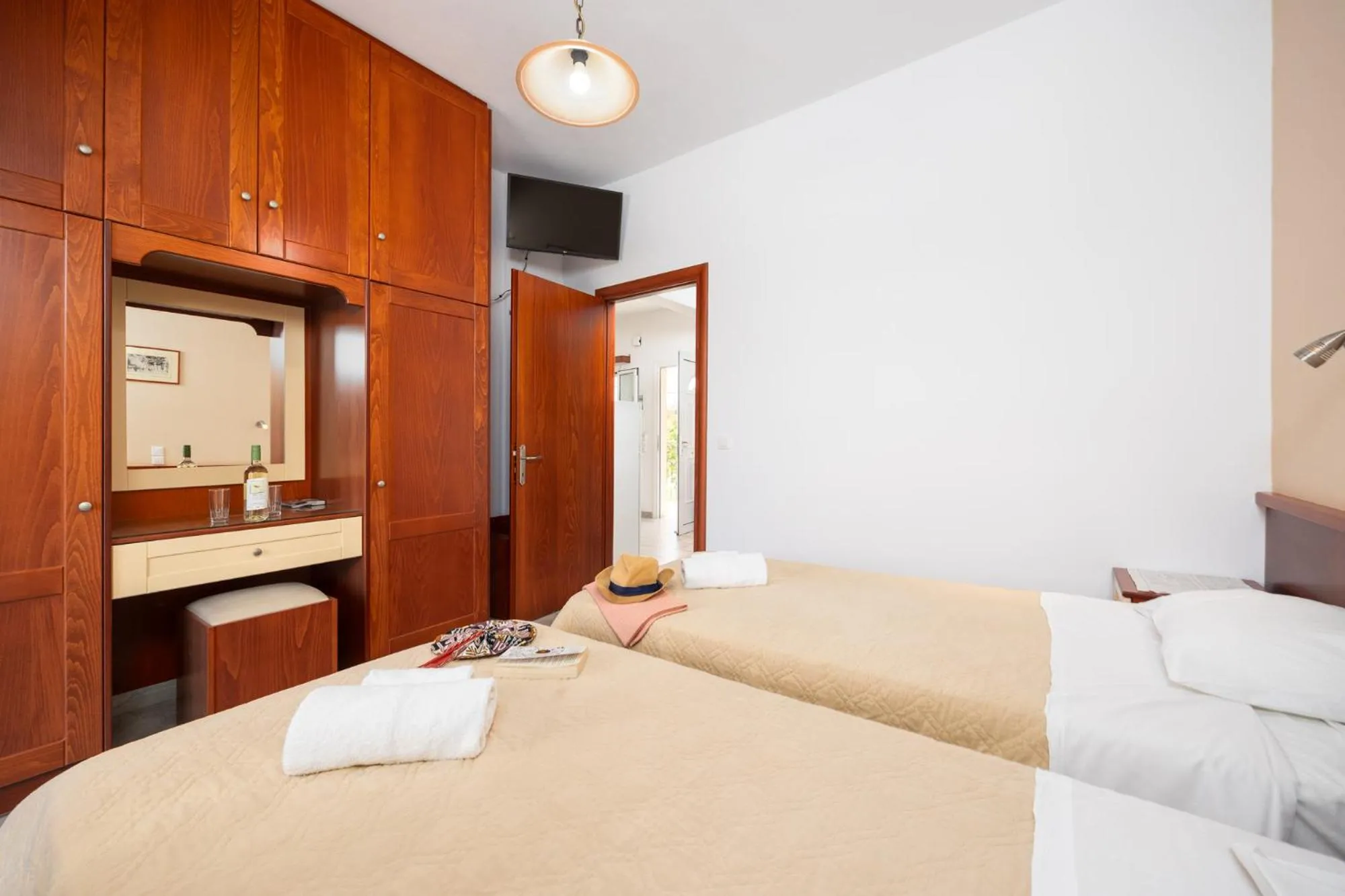 TV and multimedia, Bed in Kosmas Apartments