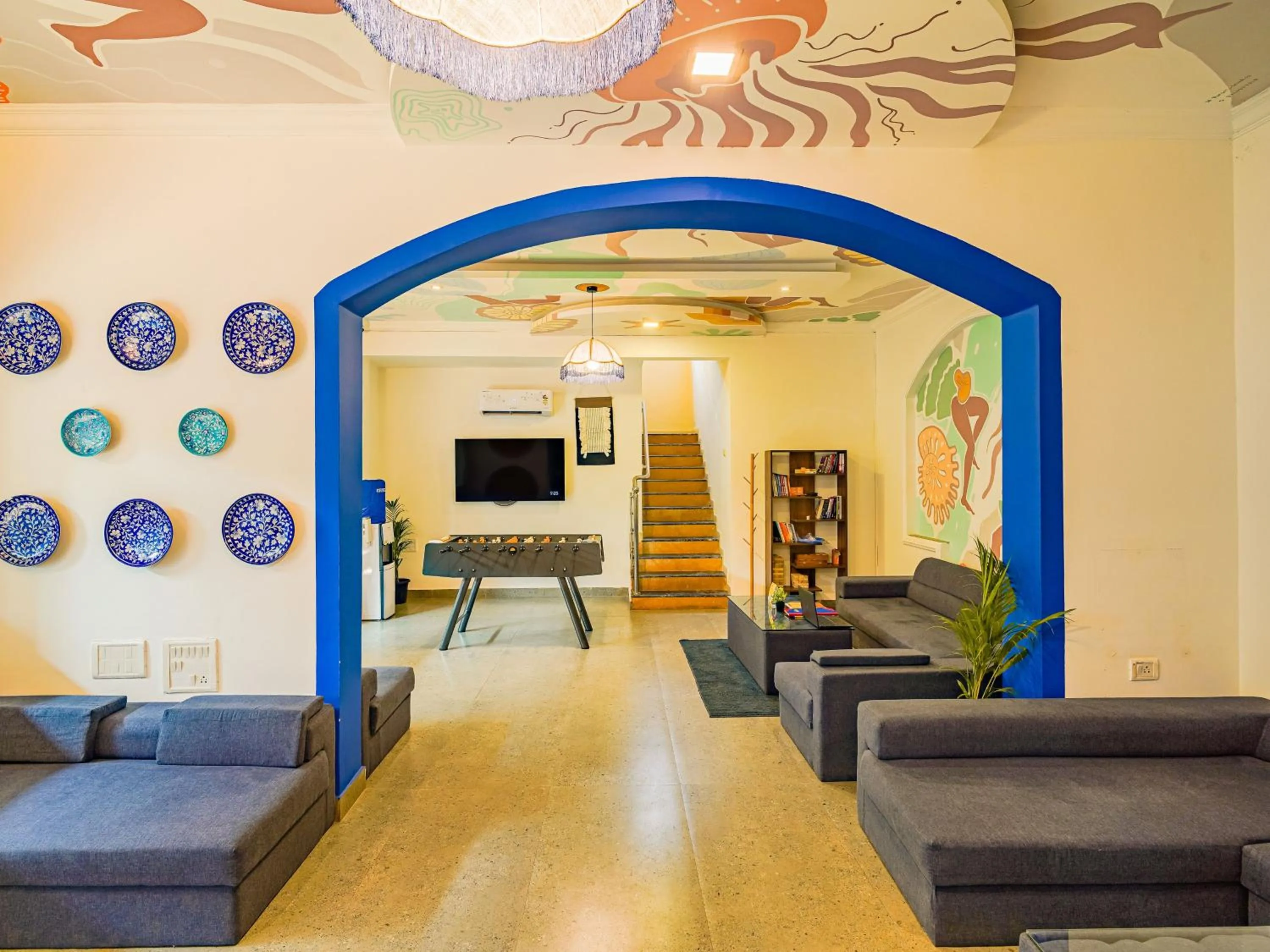 Communal lounge/ TV room in The Hosteller Goa, Anjuna