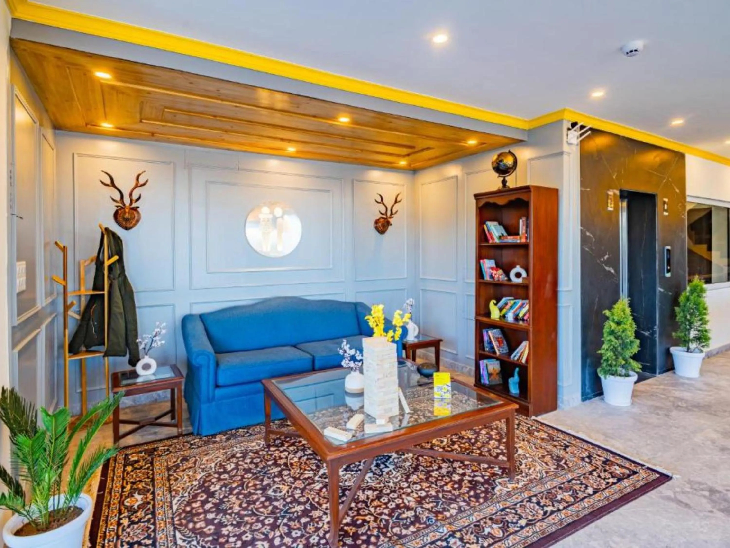 Communal lounge/ TV room in The Hosteller Shimla, Valley View