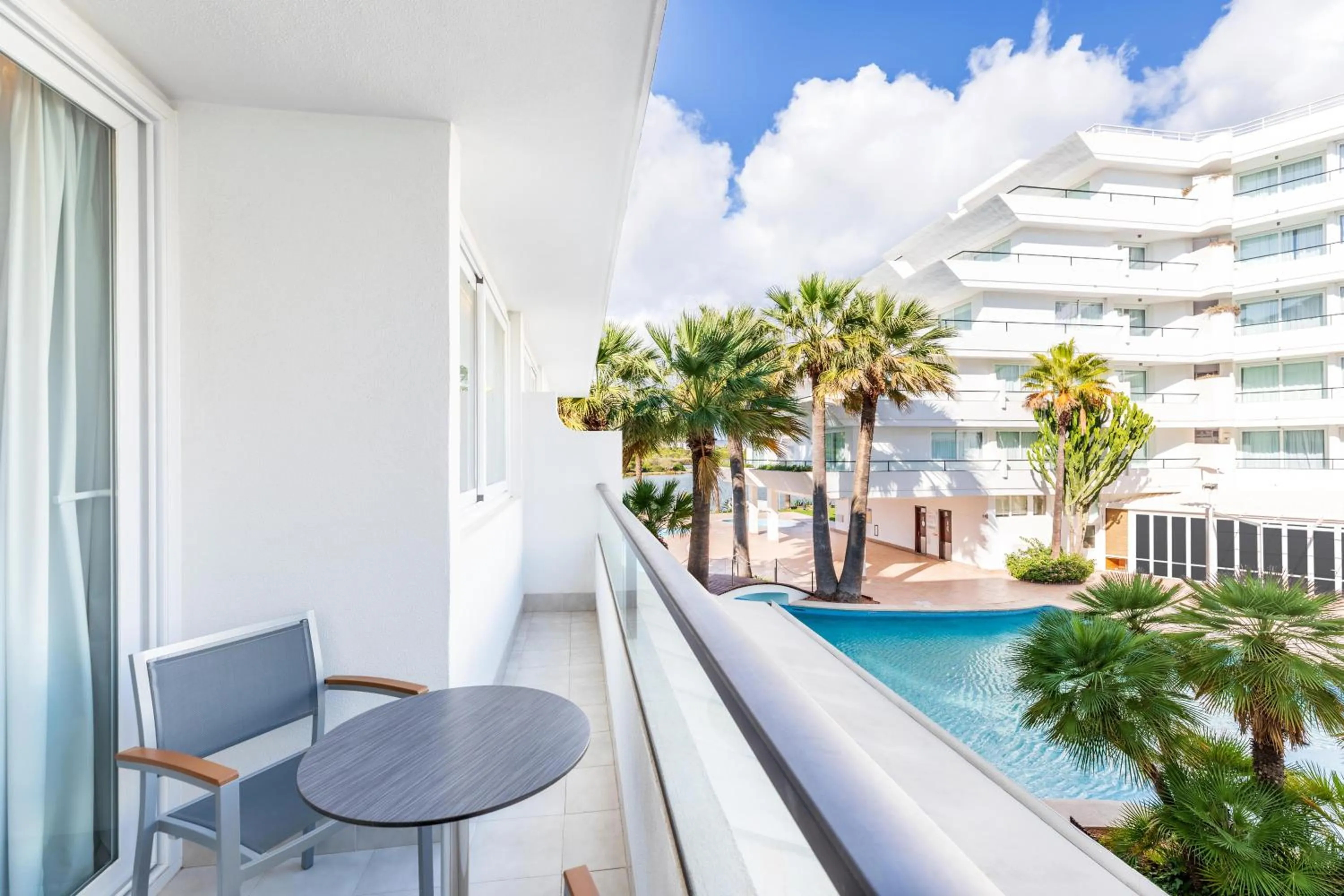 Photo of the whole room in VIVA Eden Lago